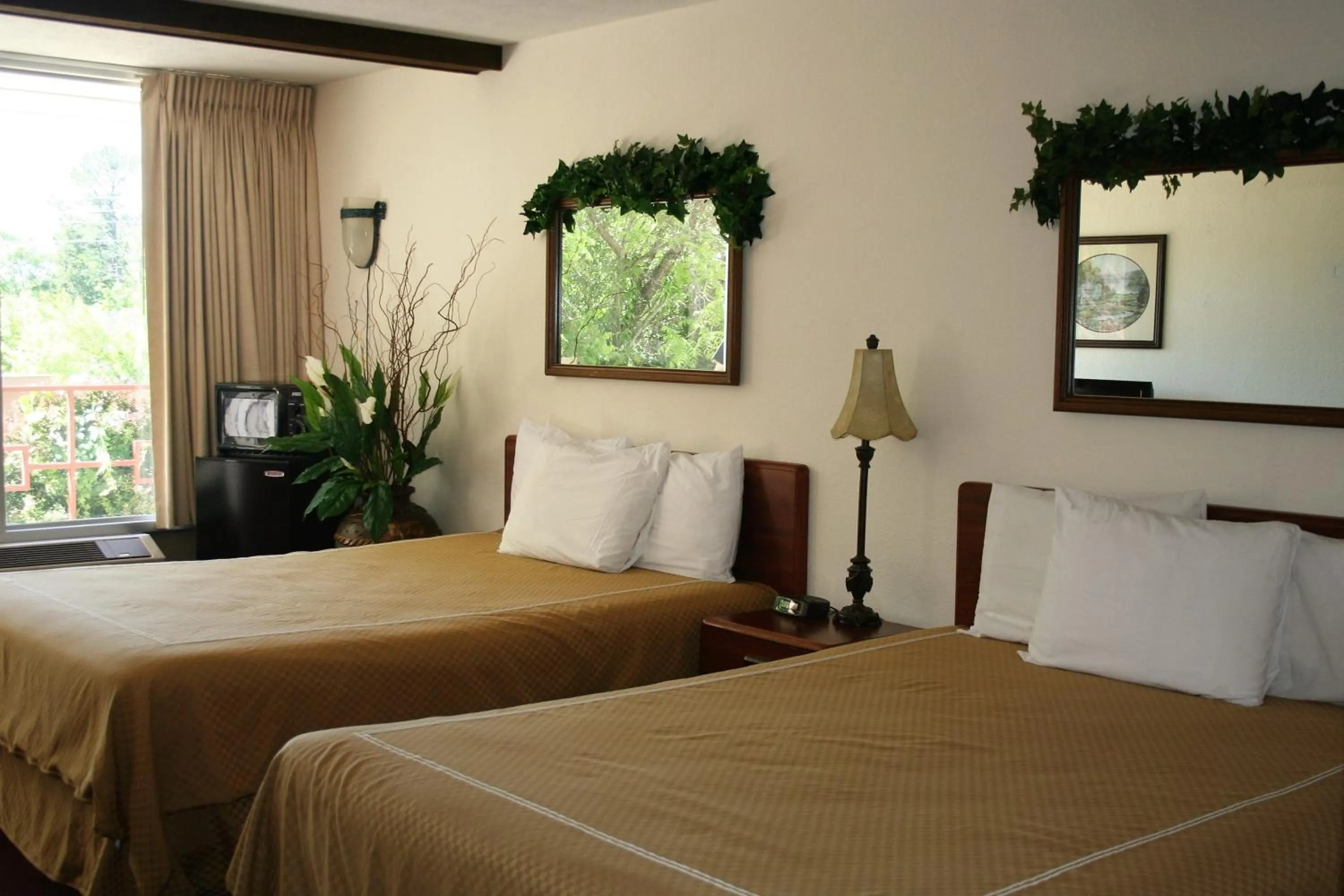 Day, Bed in Passion Play Road Inn - Formerly Statue Road Inn