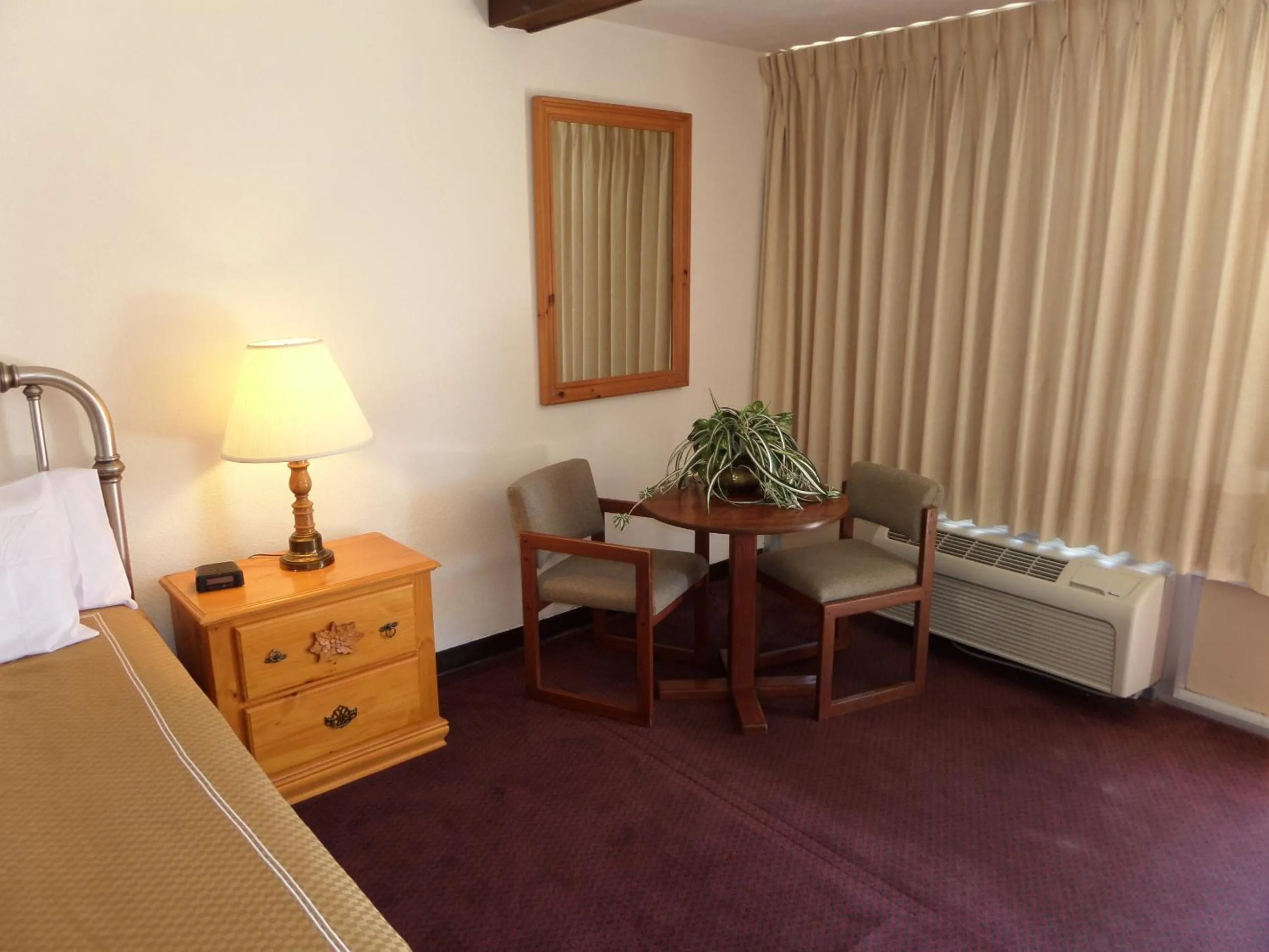 Seating area, Bed in Passion Play Road Inn - Formerly Statue Road Inn