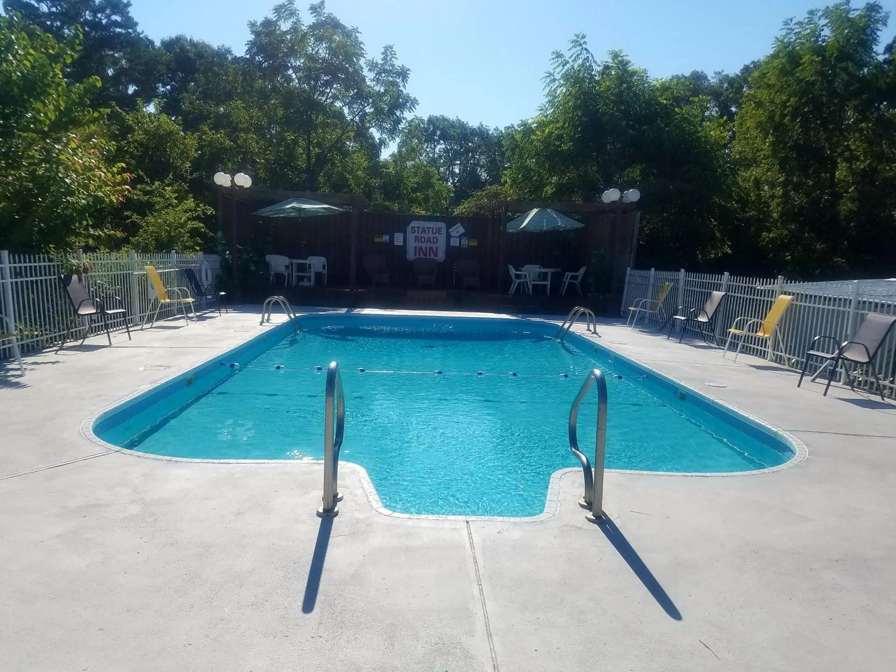 Swimming pool in Passion Play Road Inn - Formerly Statue Road Inn