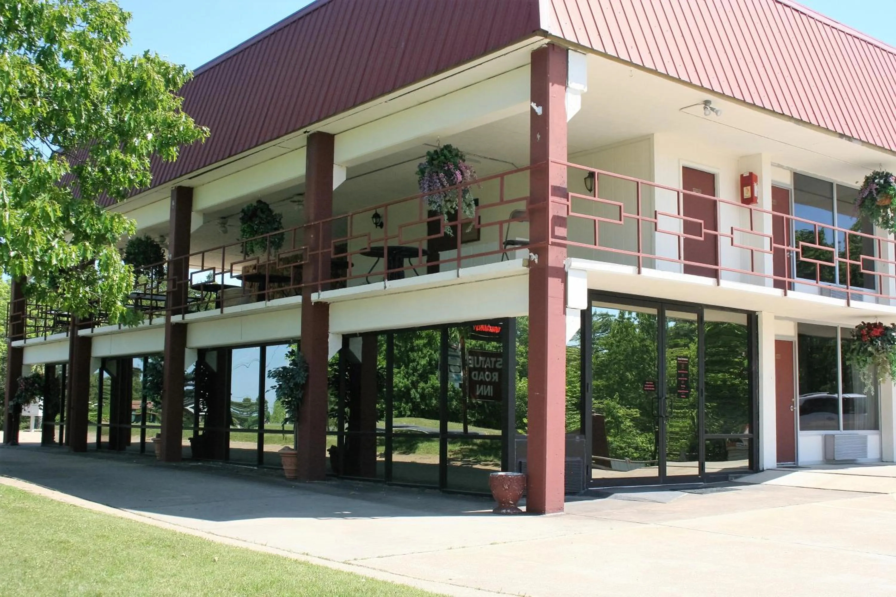 Property building in Passion Play Road Inn - Formerly Statue Road Inn