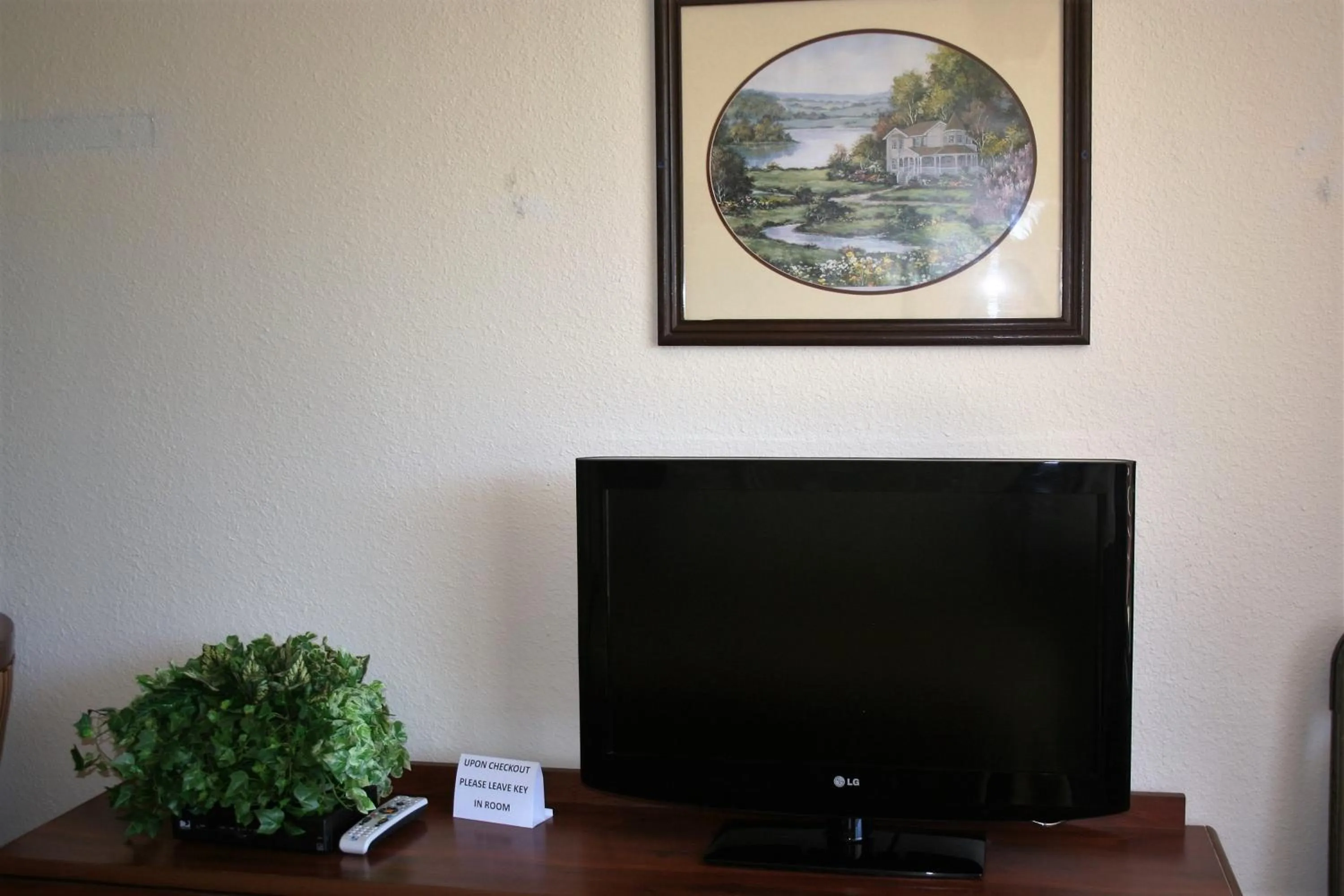 TV and multimedia in Passion Play Road Inn - Formerly Statue Road Inn