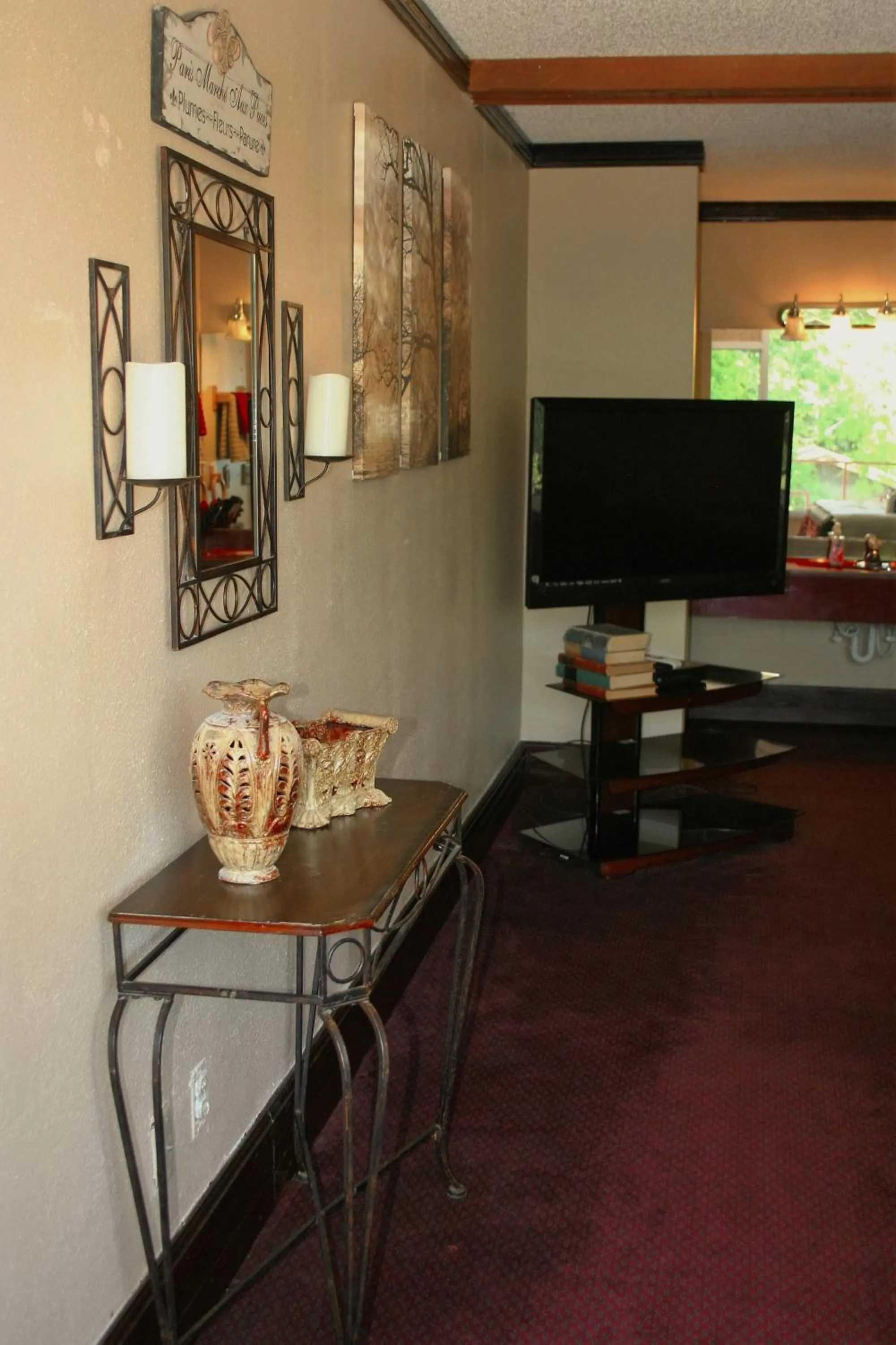 Decorative detail in Passion Play Road Inn - Formerly Statue Road Inn