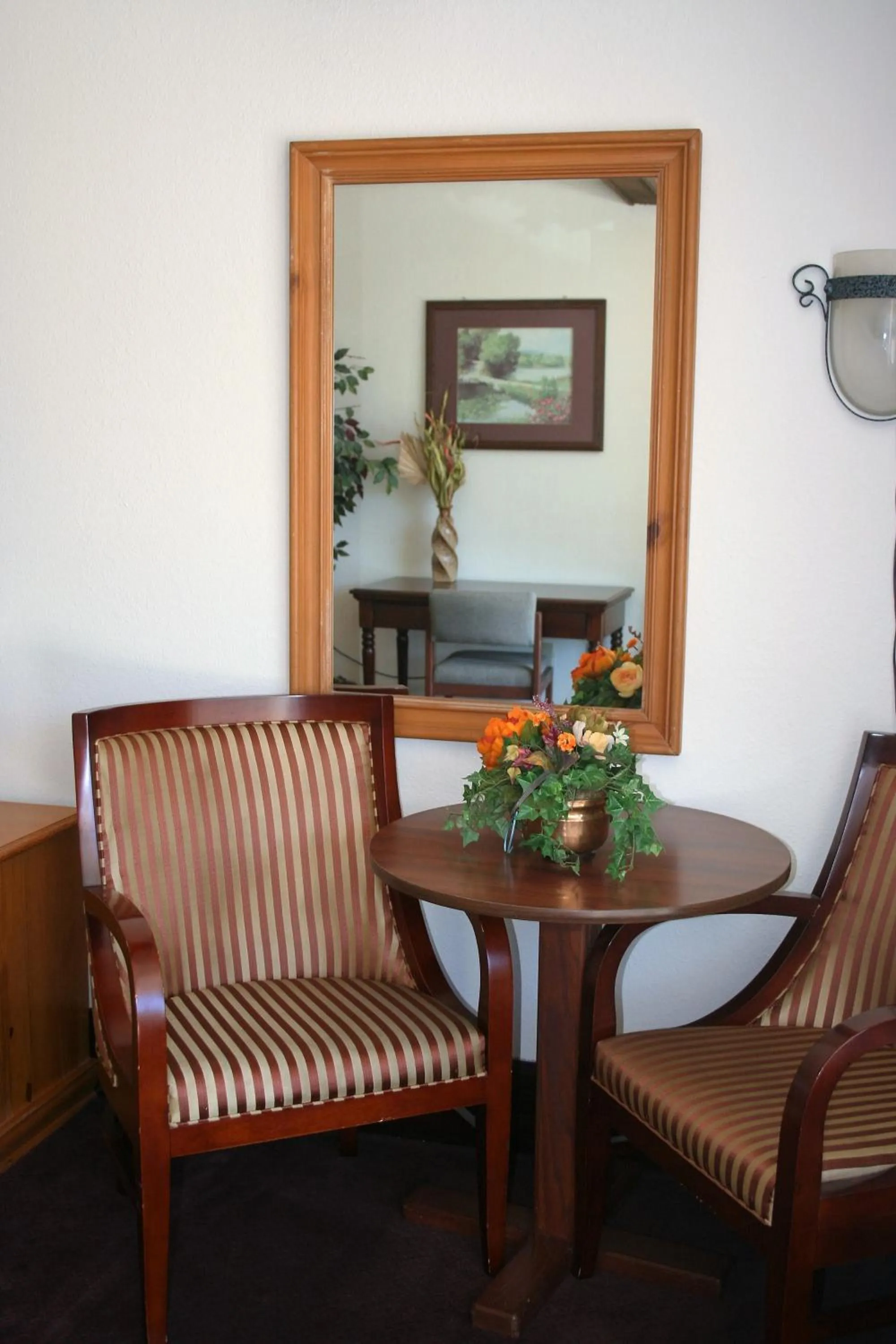 Seating area in Passion Play Road Inn - Formerly Statue Road Inn