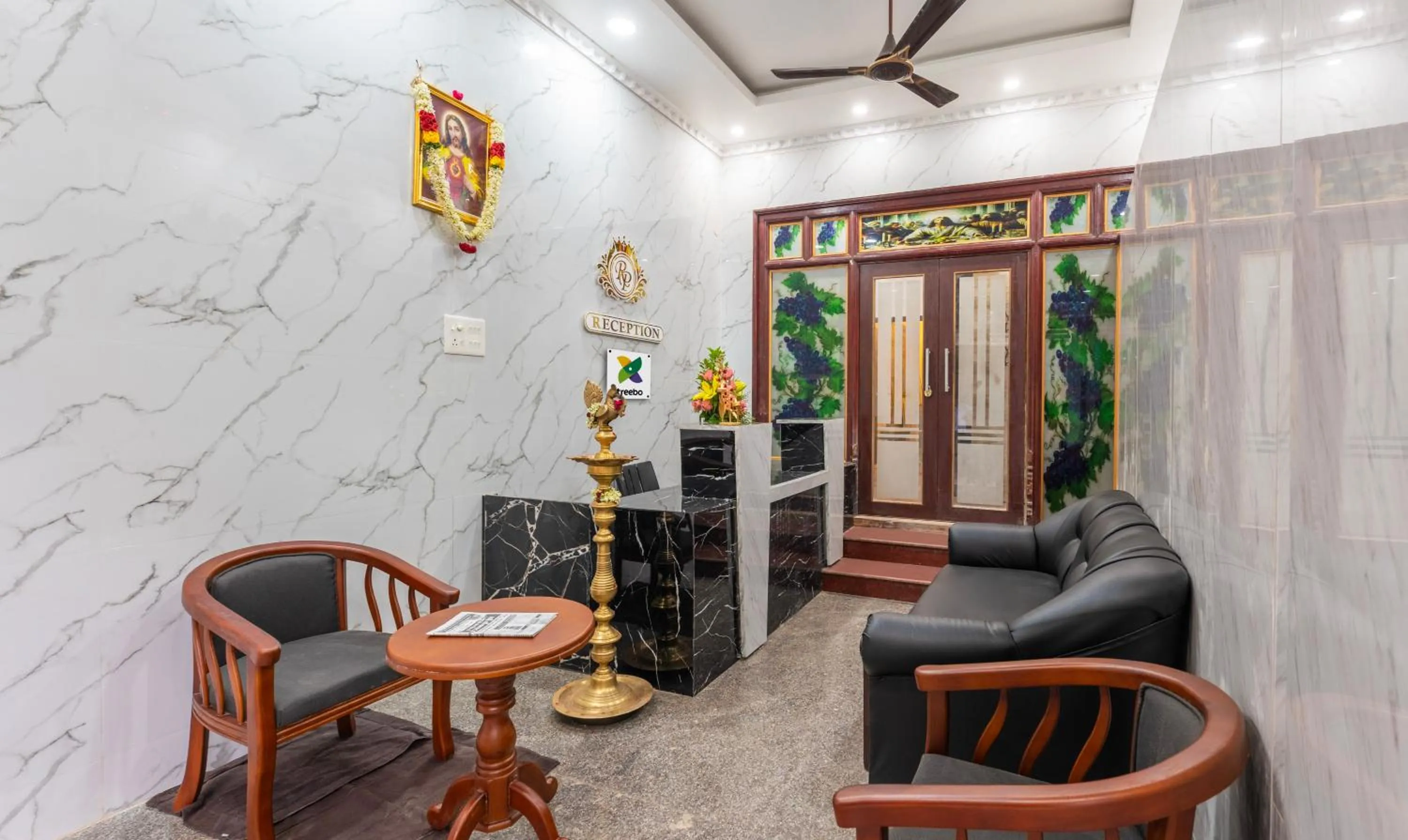 Lobby or reception in Treebo Royal Plaza, 700 Mts From Promenade Beach