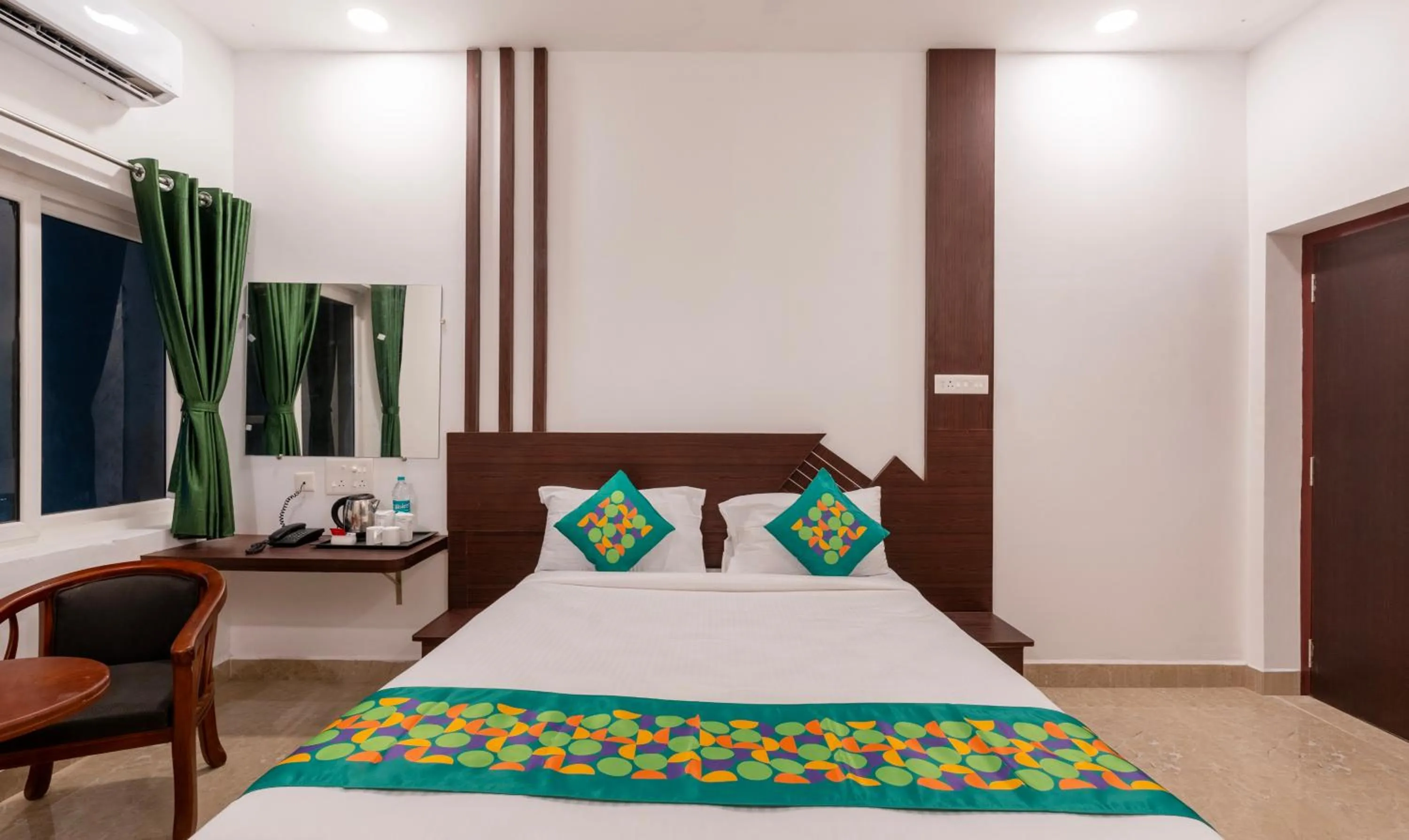 Bedroom, Bed in Treebo Royal Plaza, 700 Mts From Promenade Beach