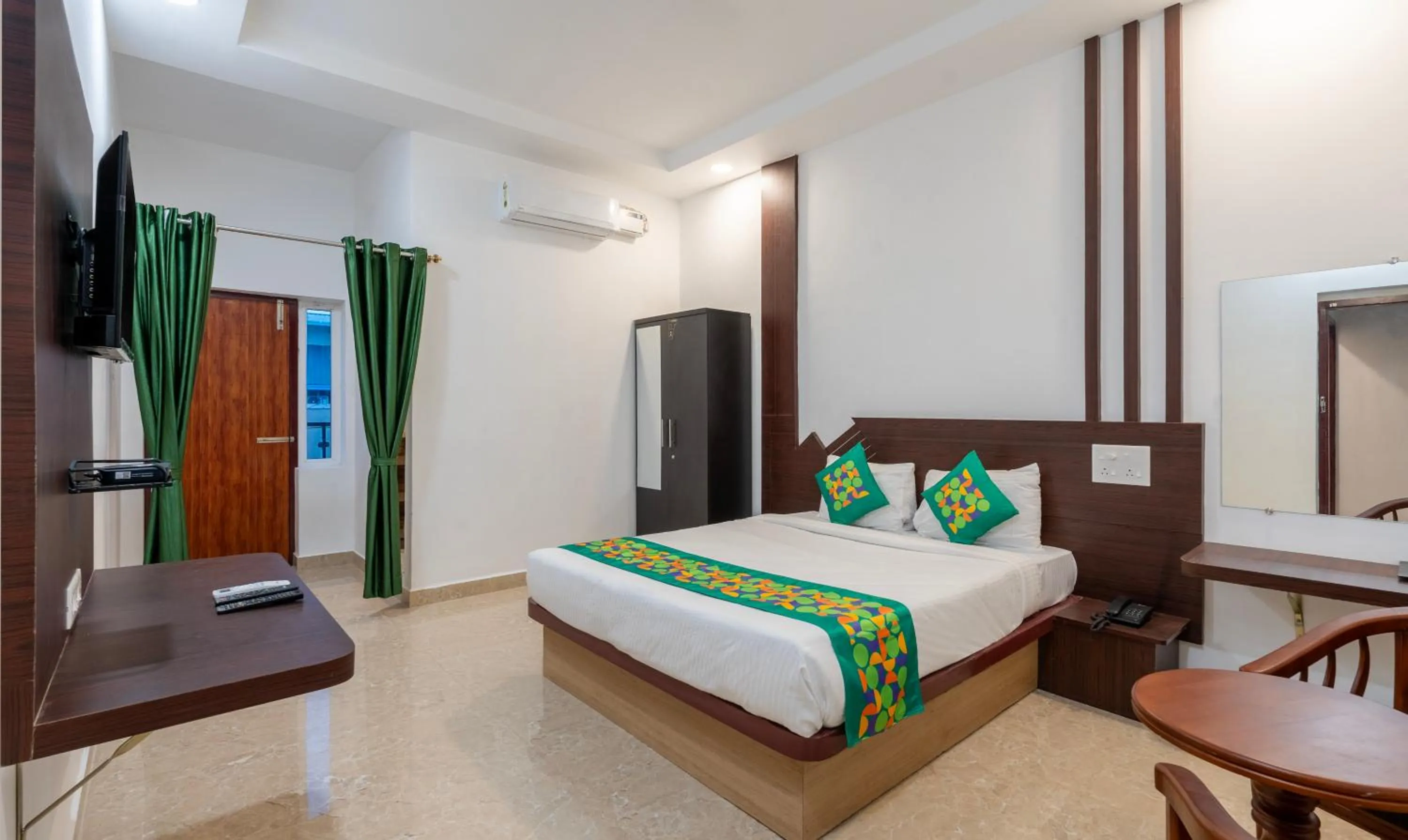 Bedroom, Bed in Treebo Royal Plaza, 700 Mts From Promenade Beach