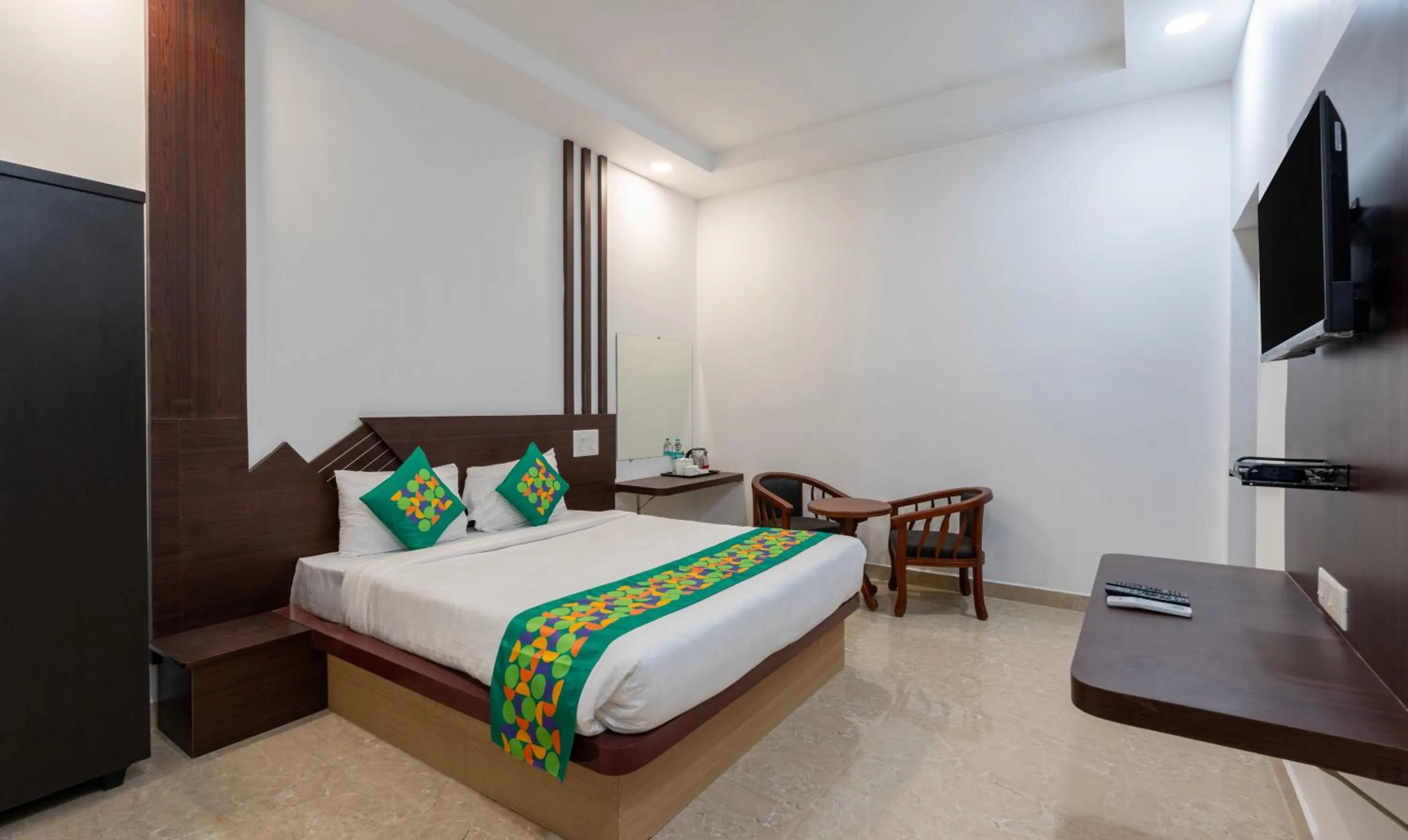 Bedroom, Bed in Treebo Royal Plaza, 700 Mts From Promenade Beach