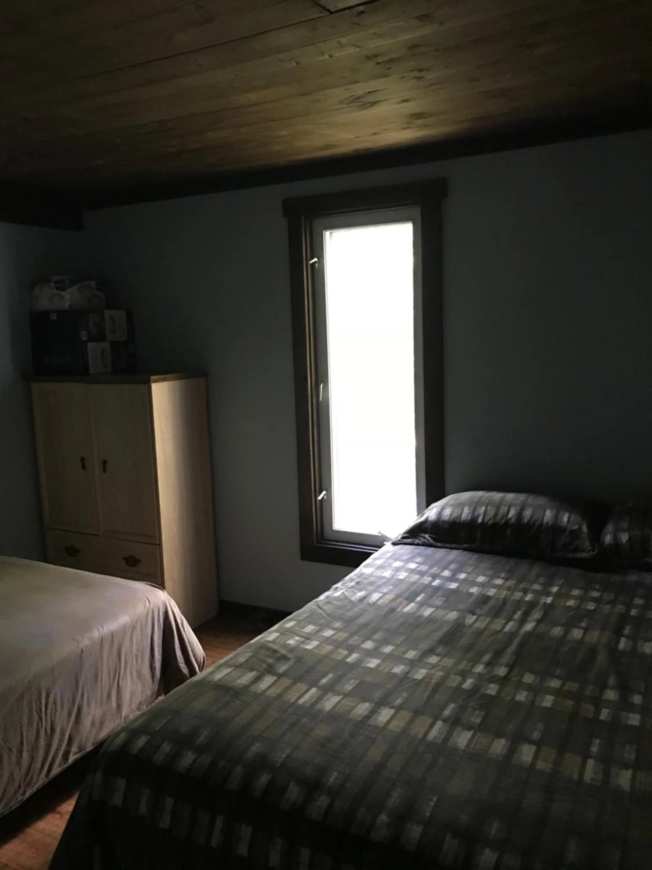 Bed in Mowat Landing Cottages