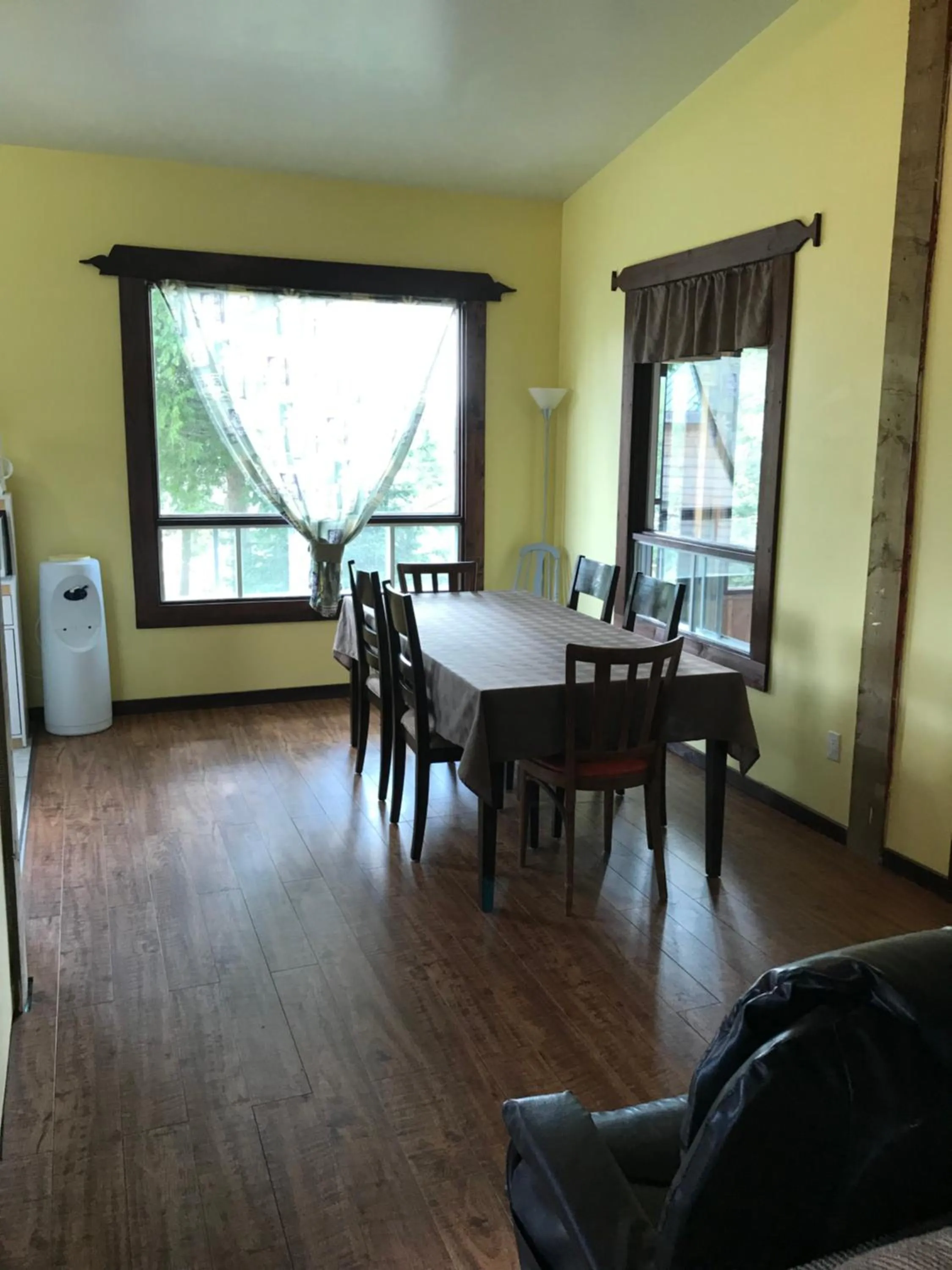 Dining area in Mowat Landing Cottages