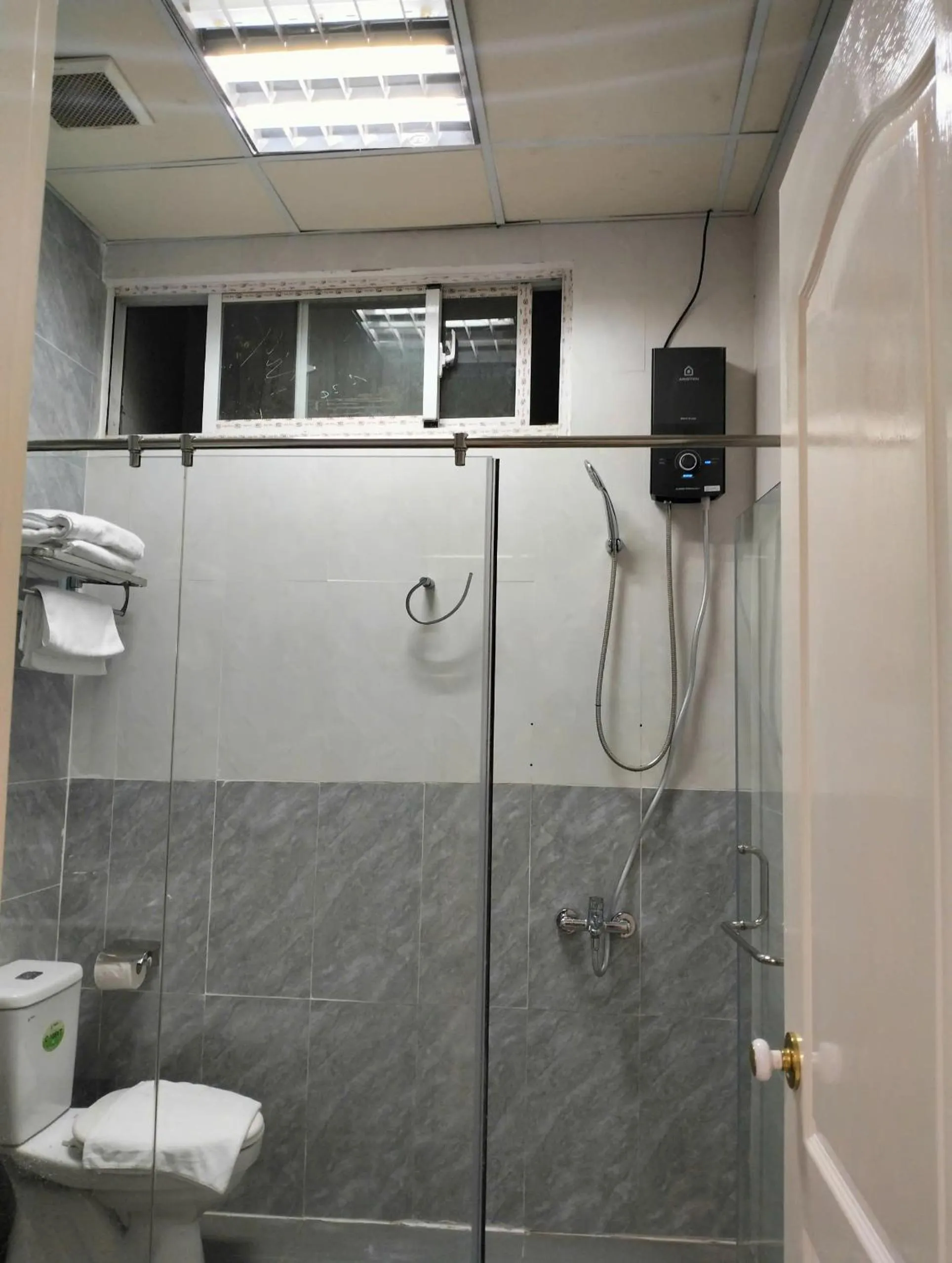 Shower in Bros Citihouse Hotel
