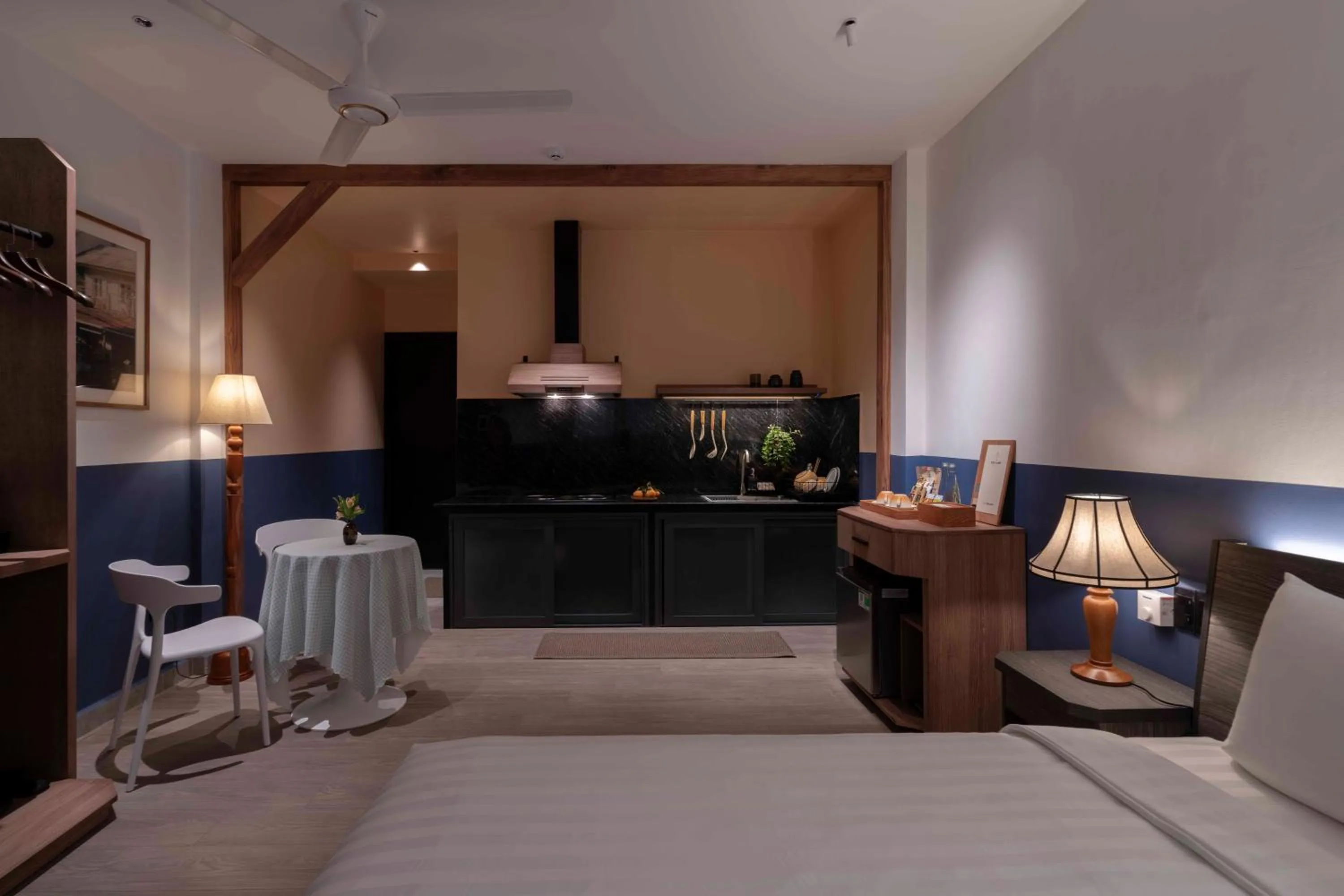 Photo of the whole room, Bed in The Lamp Boutique House