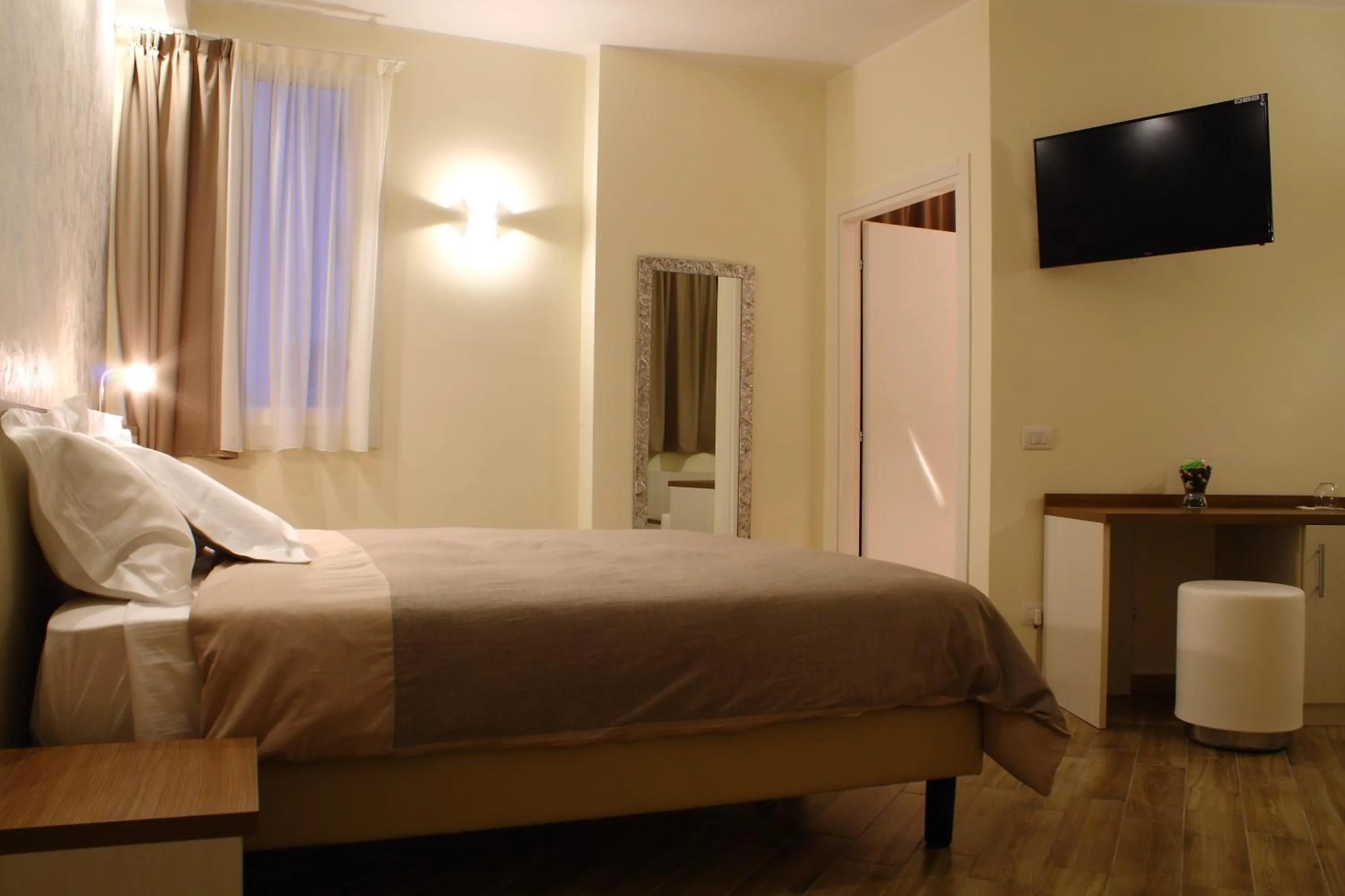 TV and multimedia, Bed in BHL Boutique Rooms Legnano