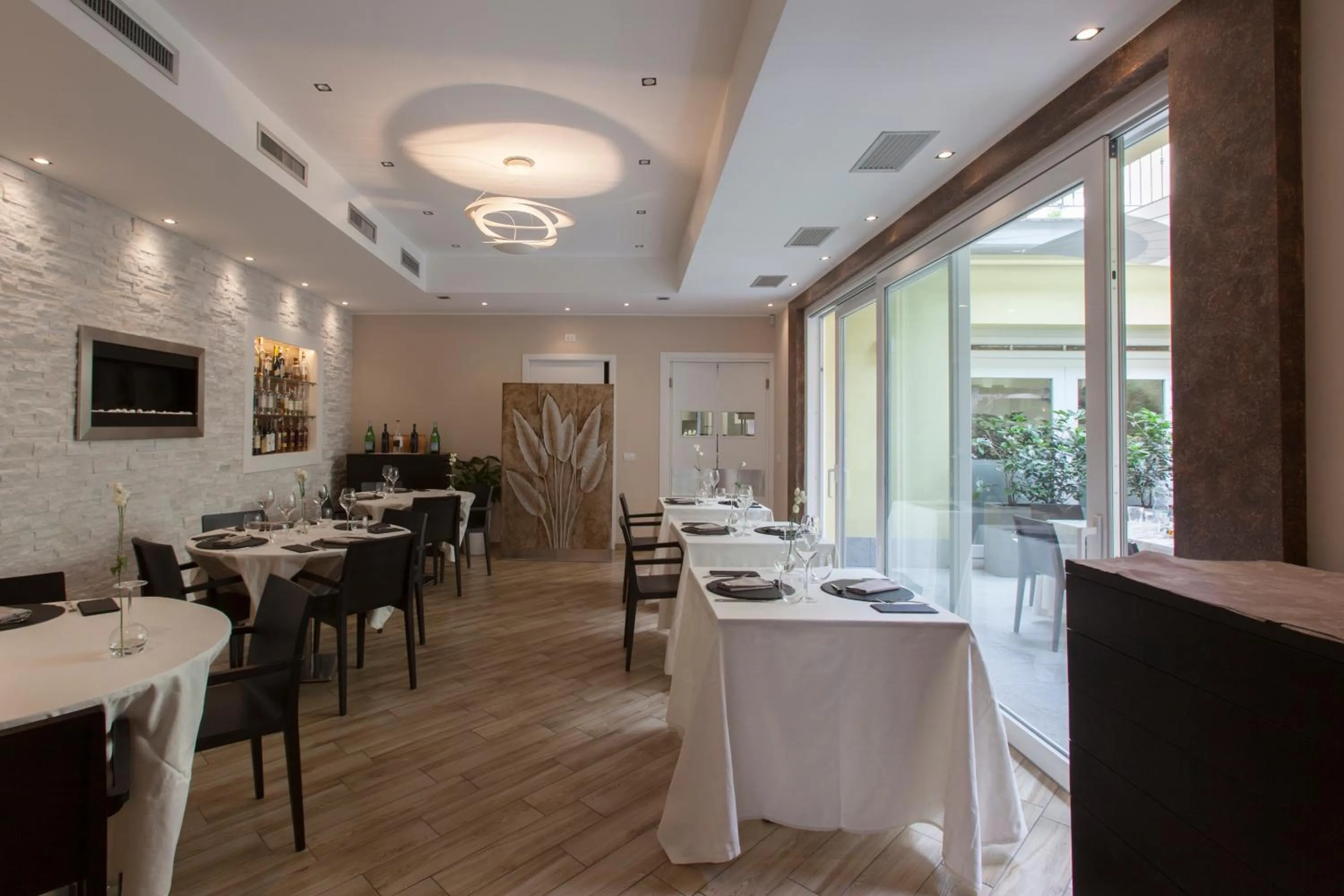 Restaurant/places to eat in BHL Boutique Rooms Legnano