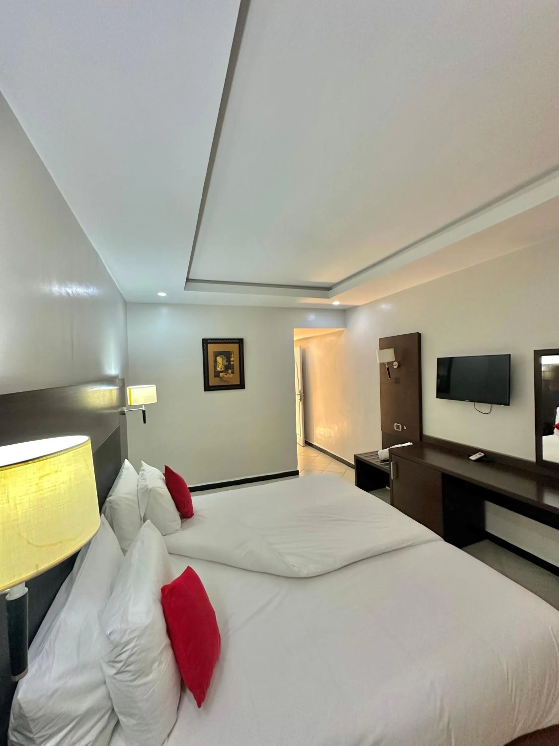 Communal lounge/ TV room, Bed in Oscar Hotel