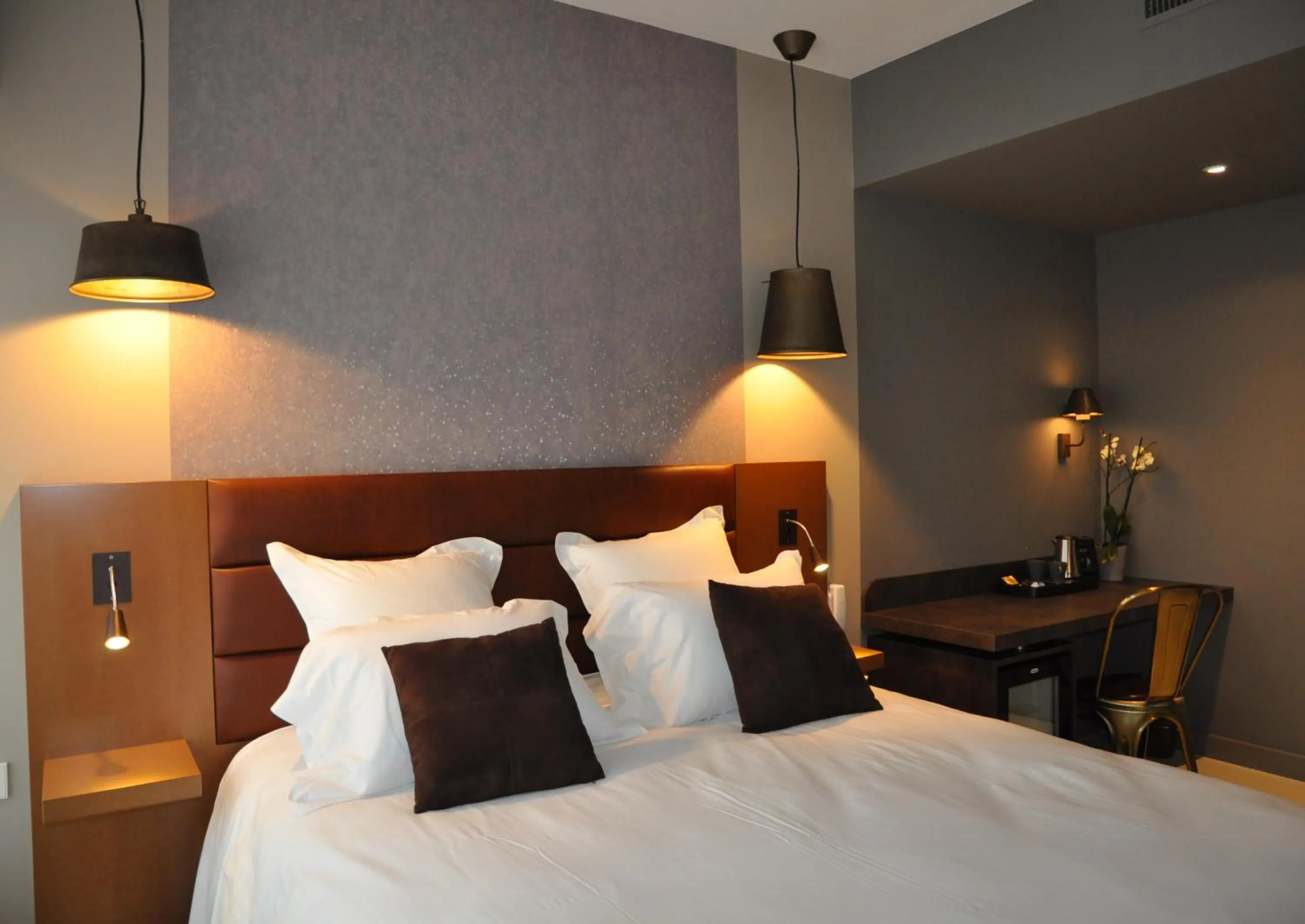 Bedroom, Bed in Les 3 Lieux - Hôtel, Restaurant, Espace sensoriel