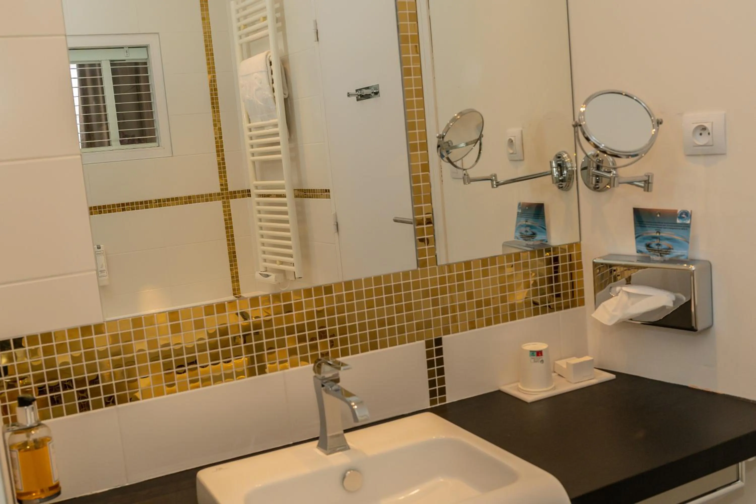 Bathroom in Les 3 Lieux - Hôtel, Restaurant, Espace sensoriel