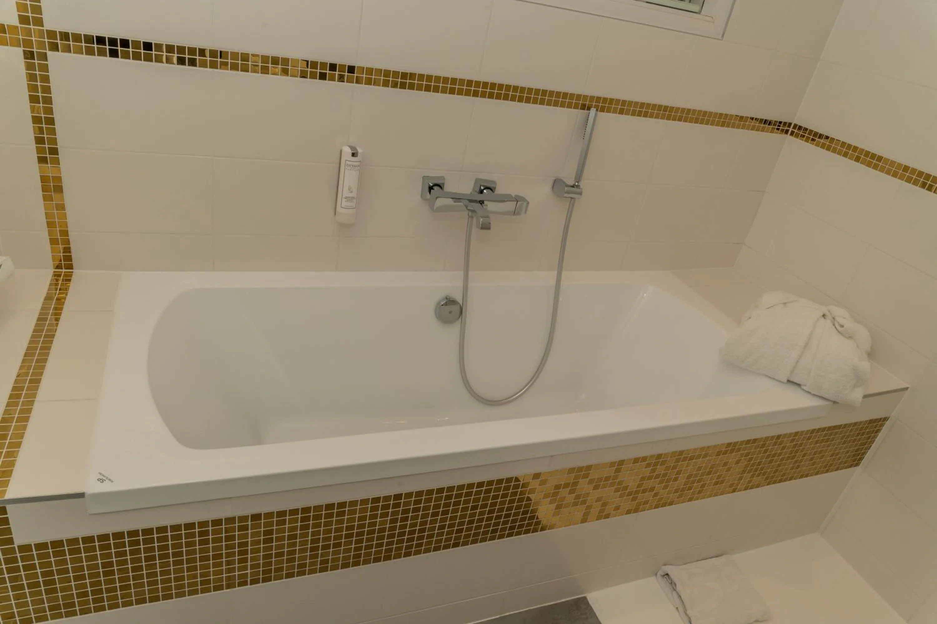 Bathroom in Les 3 Lieux - Hôtel, Restaurant, Espace sensoriel