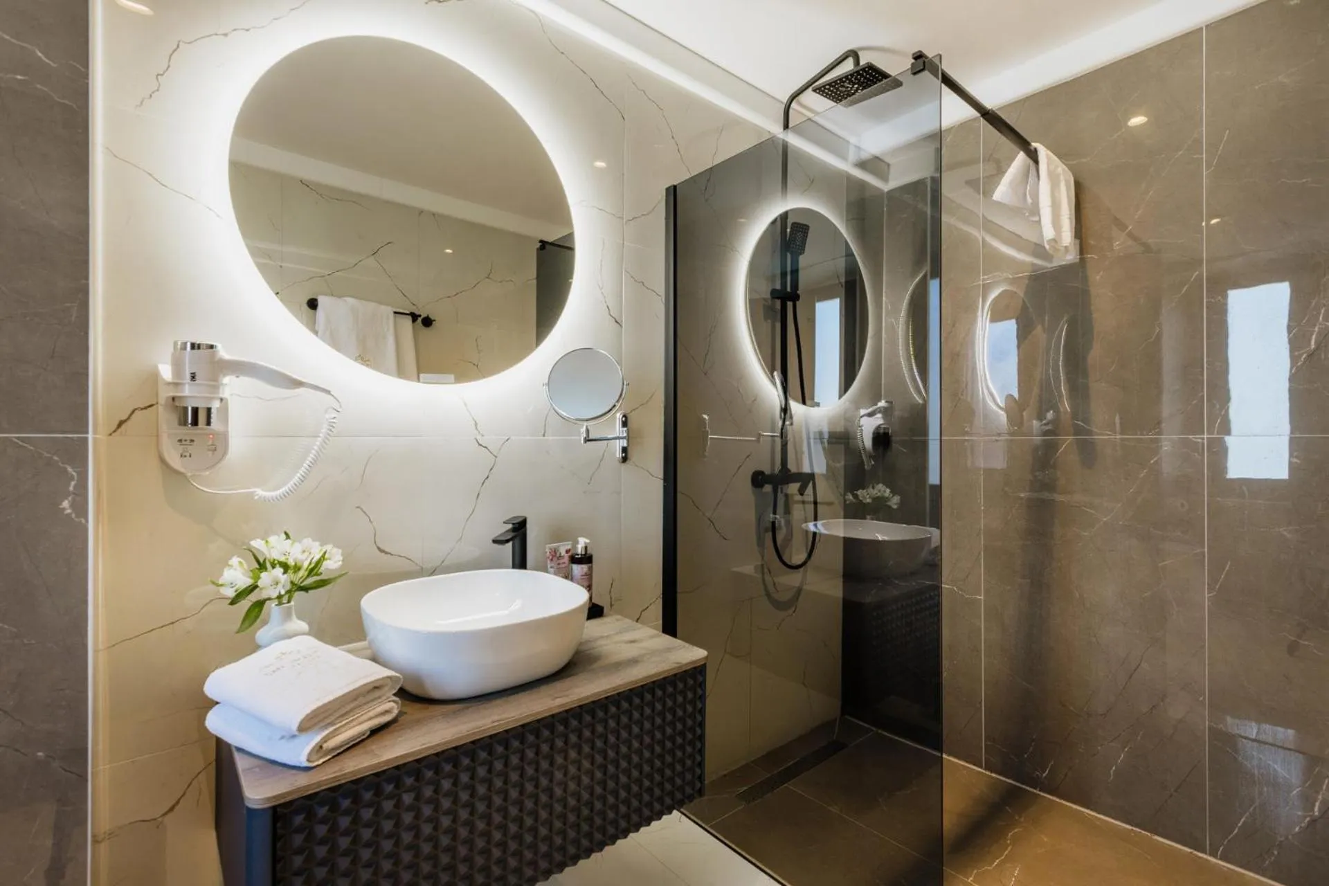 Shower in San Valentino Palace, Umag city center