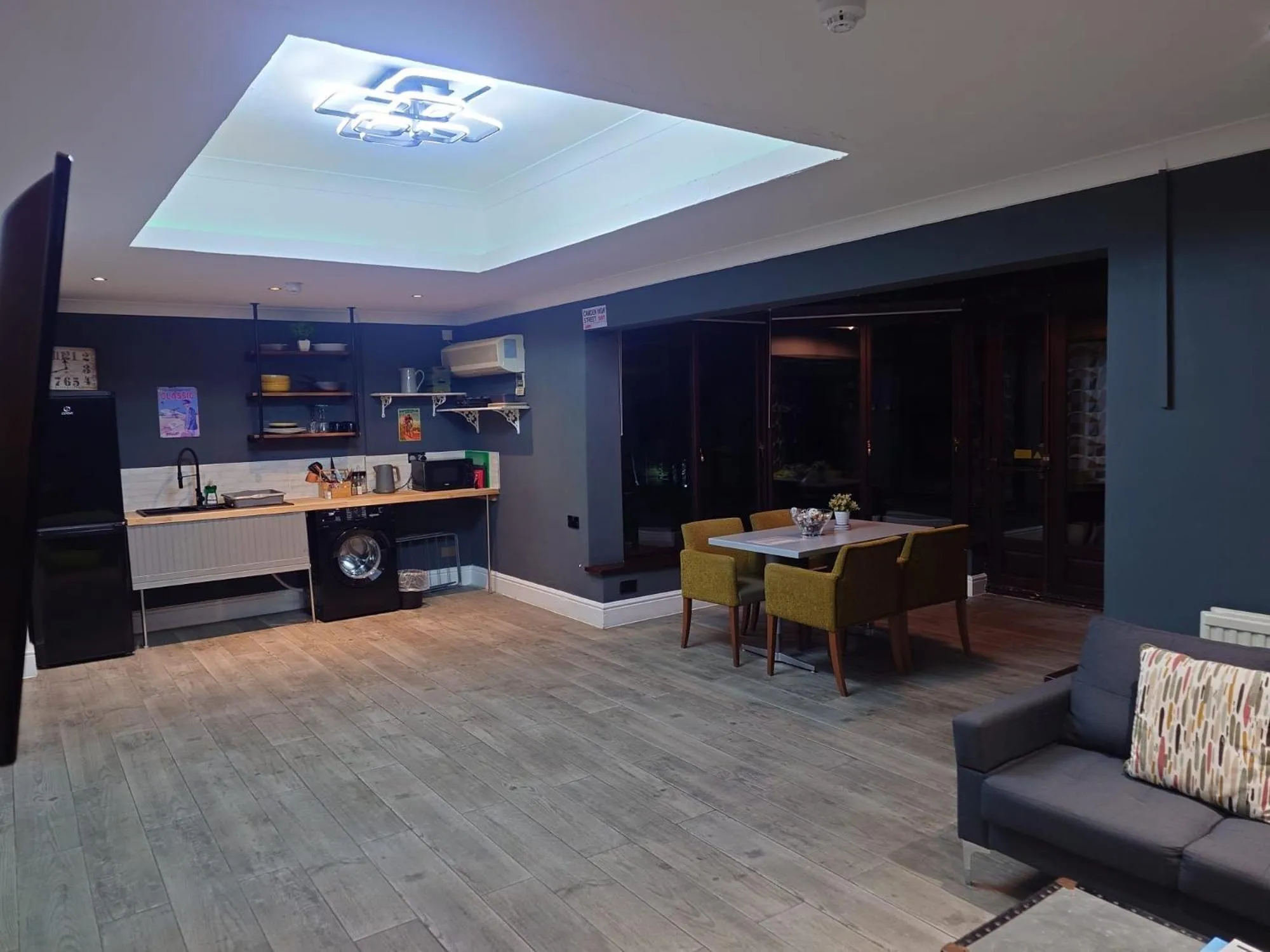 Bedroom in Dancenter Birmingham Airport near NEC