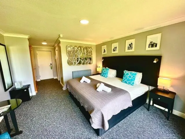 Bedroom, Bed in Dancenter Birmingham Airport near NEC