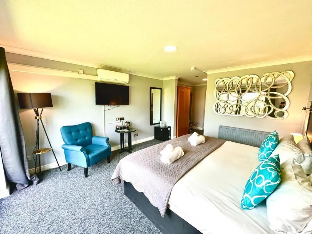 Bedroom, Bed in Dancenter Birmingham Airport near NEC