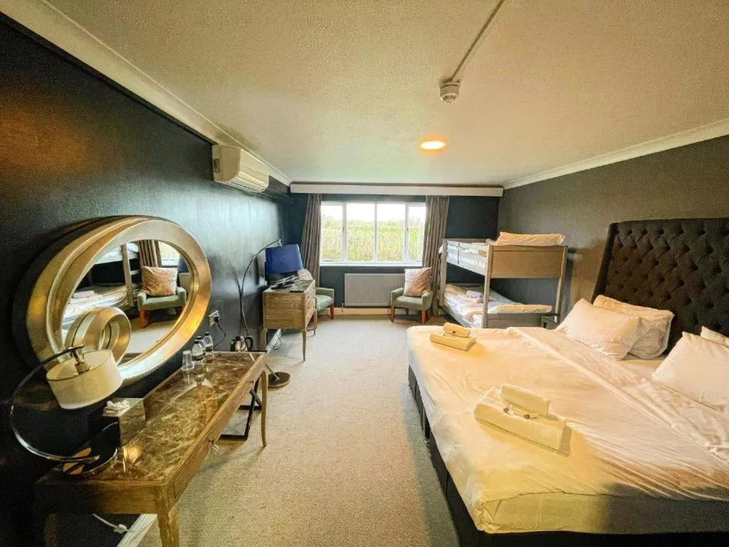 Bedroom, Bed in Dancenter Birmingham Airport near NEC