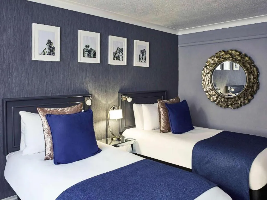 Bedroom, Bed in Dancenter Birmingham Airport near NEC