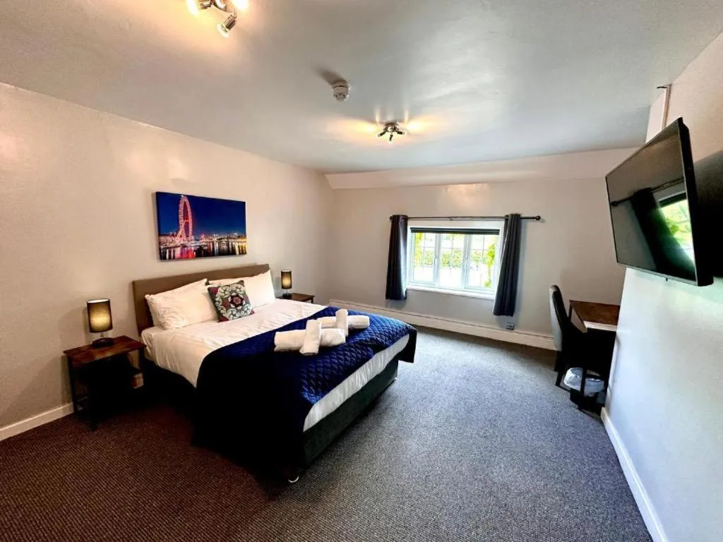 Bedroom, Bed in Dancenter Birmingham Airport near NEC