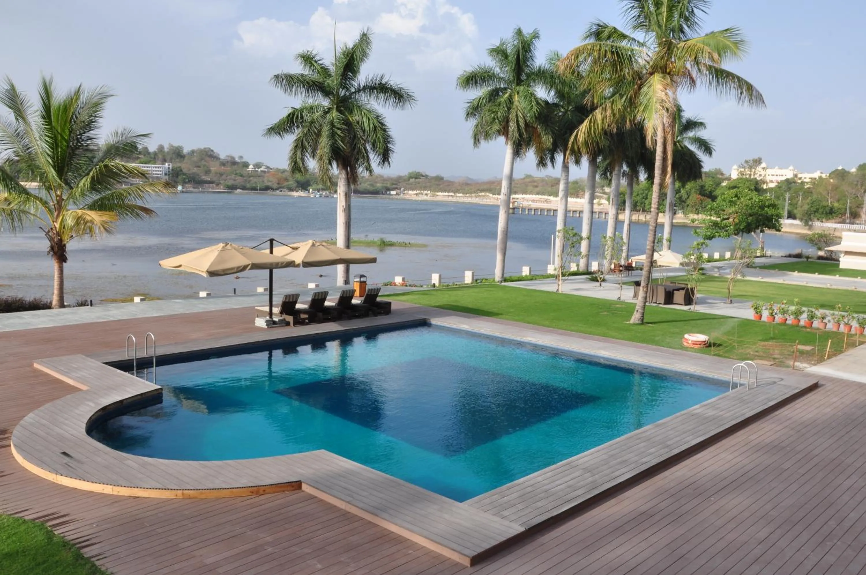 Swimming pool in Hotel Lakend