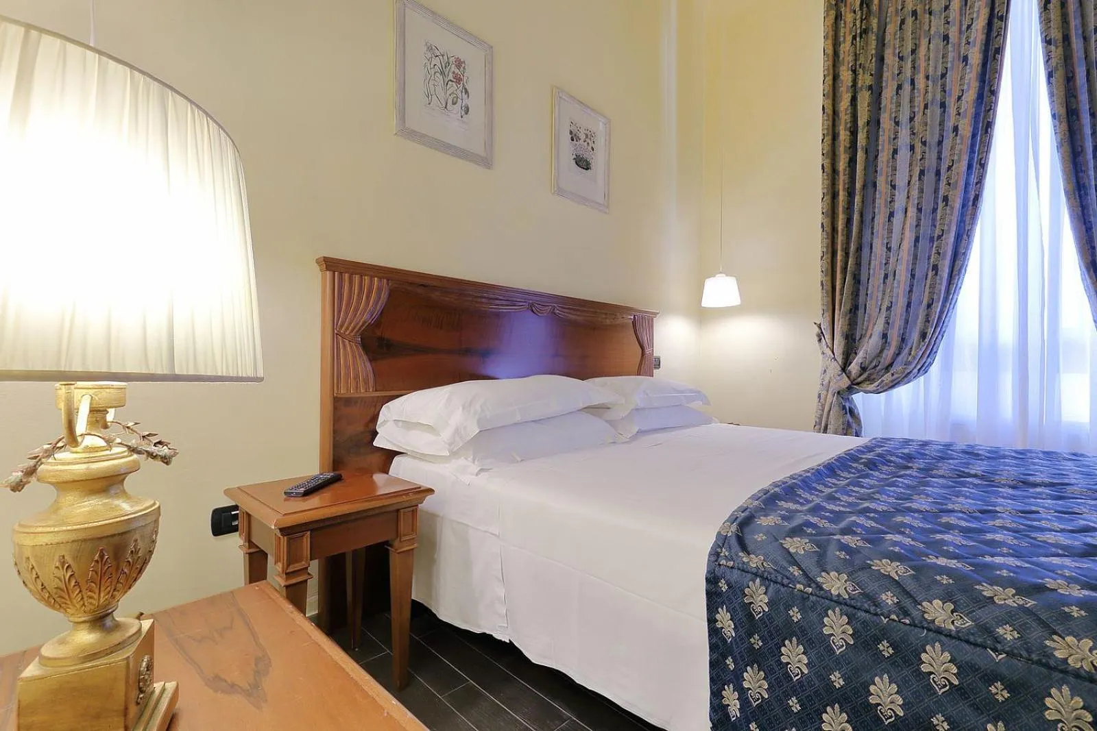 Bed in Relais Lavagnini Florence