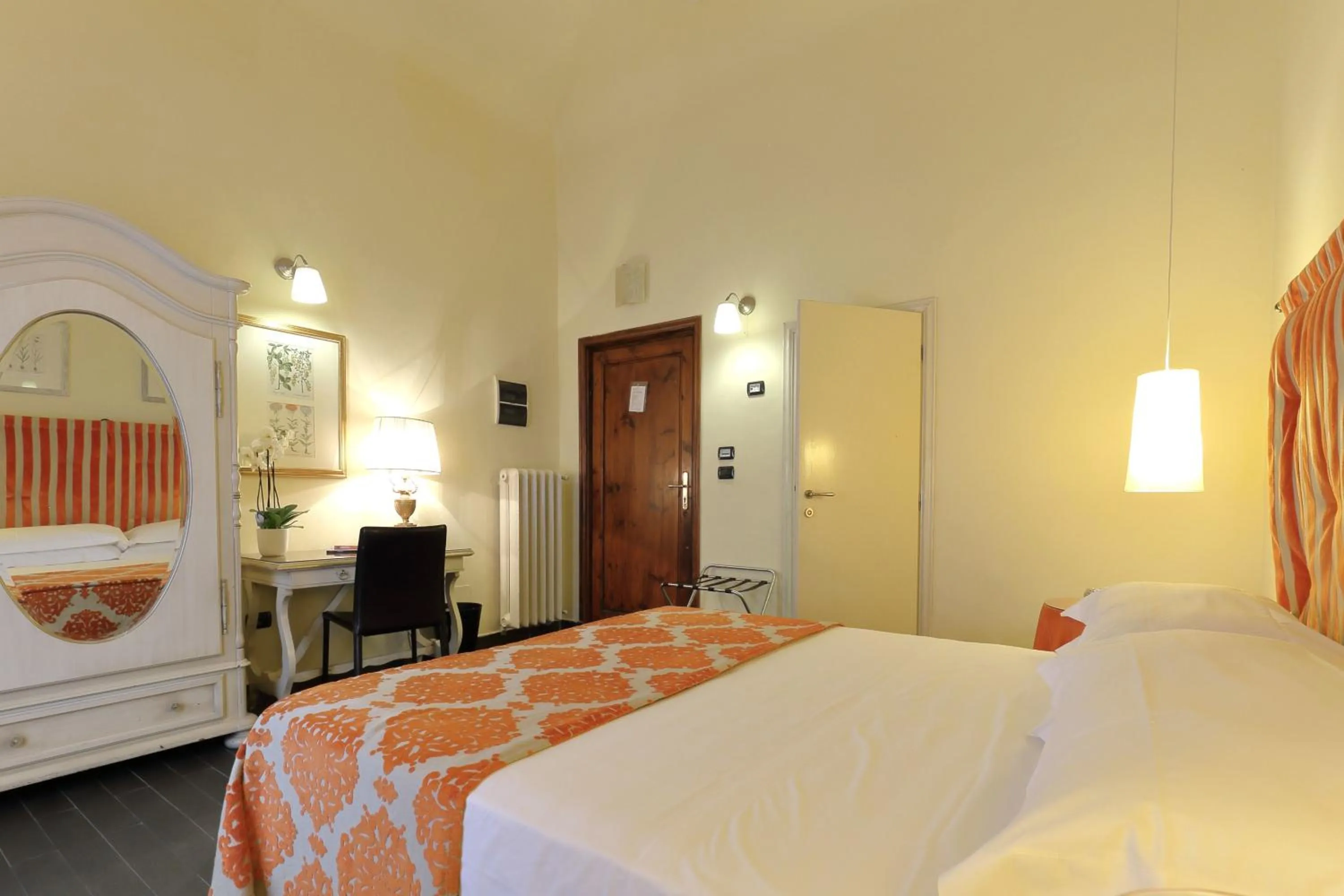Photo of the whole room, Bed in Relais Lavagnini Florence