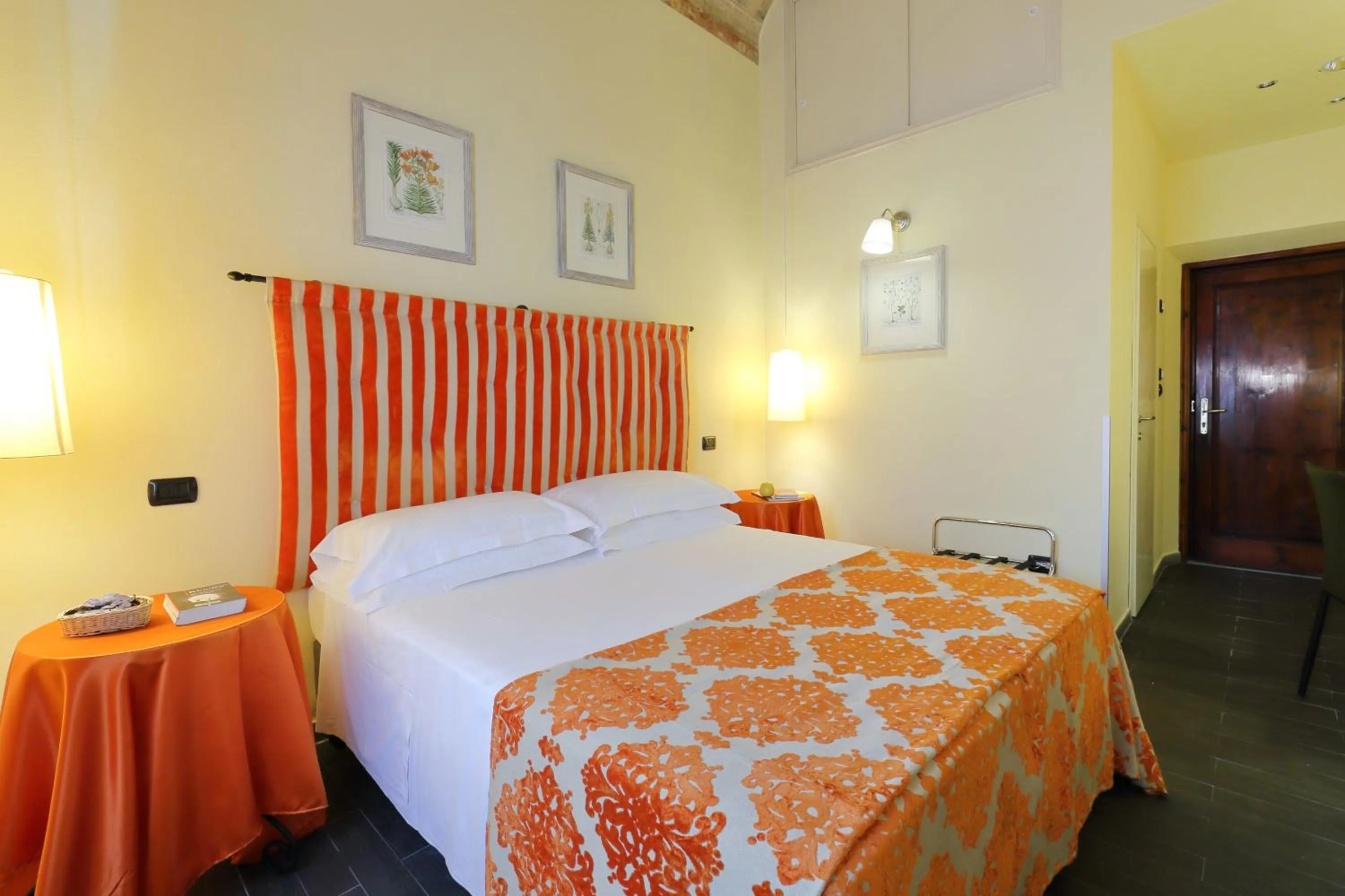 Photo of the whole room, Bed in Relais Lavagnini Florence