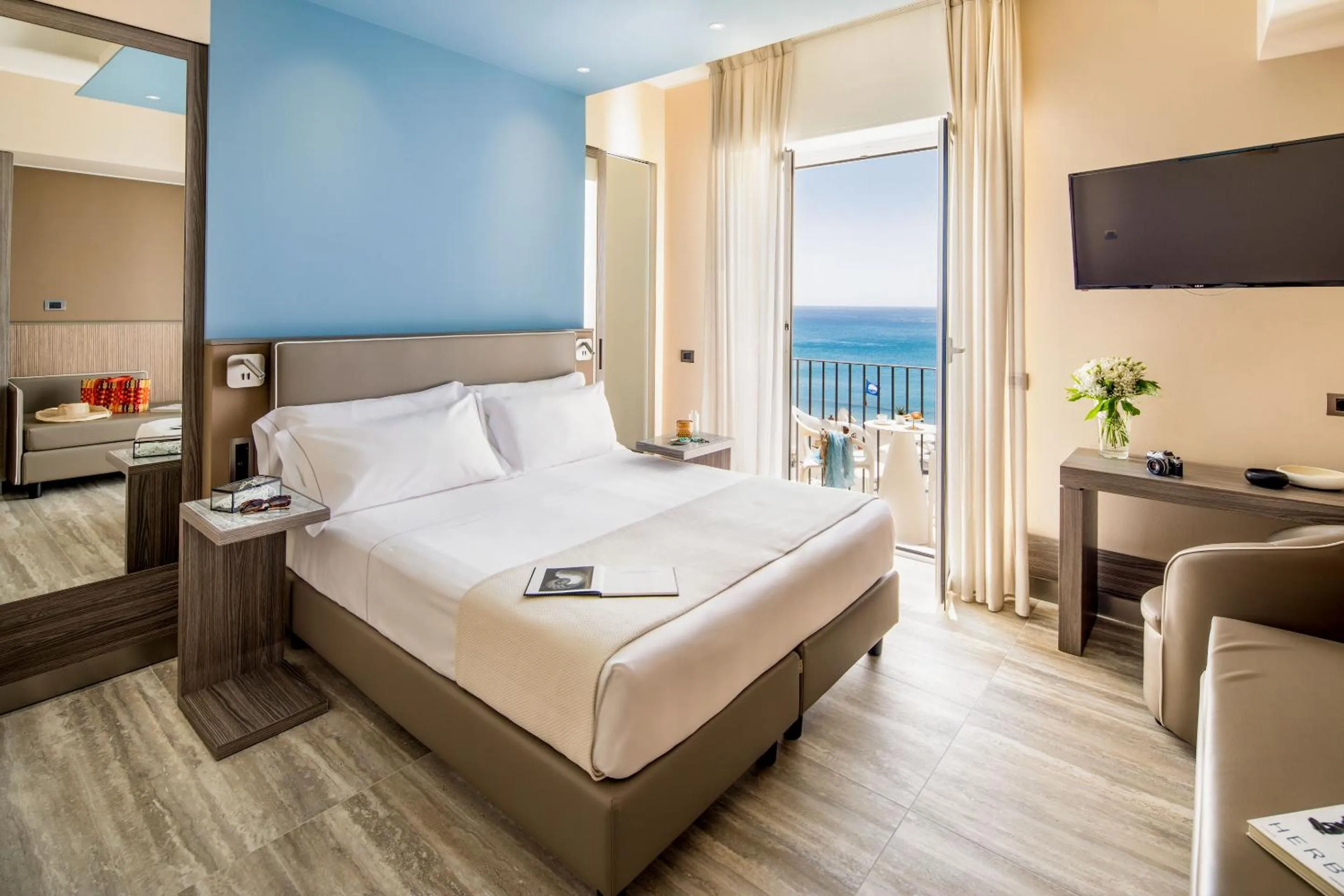 View (from property/room), Bed in Hotel Albatros Varigotti