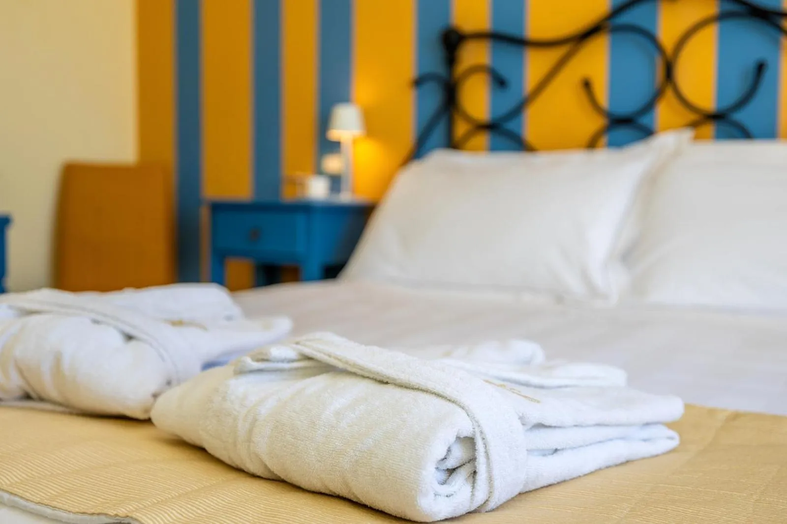 towels, Bed in Hotel Albatros Varigotti