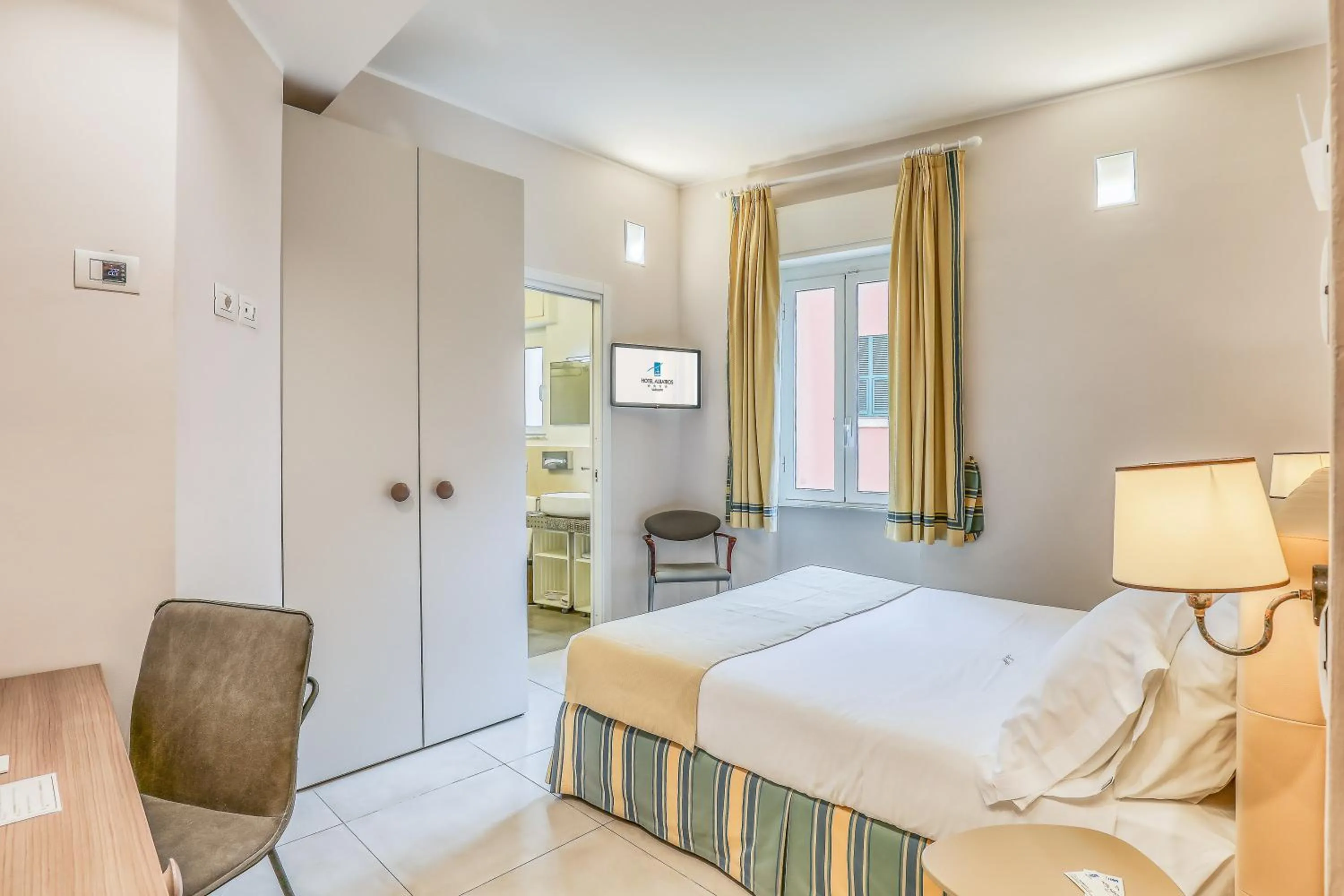 Photo of the whole room, Bed in Hotel Albatros Varigotti