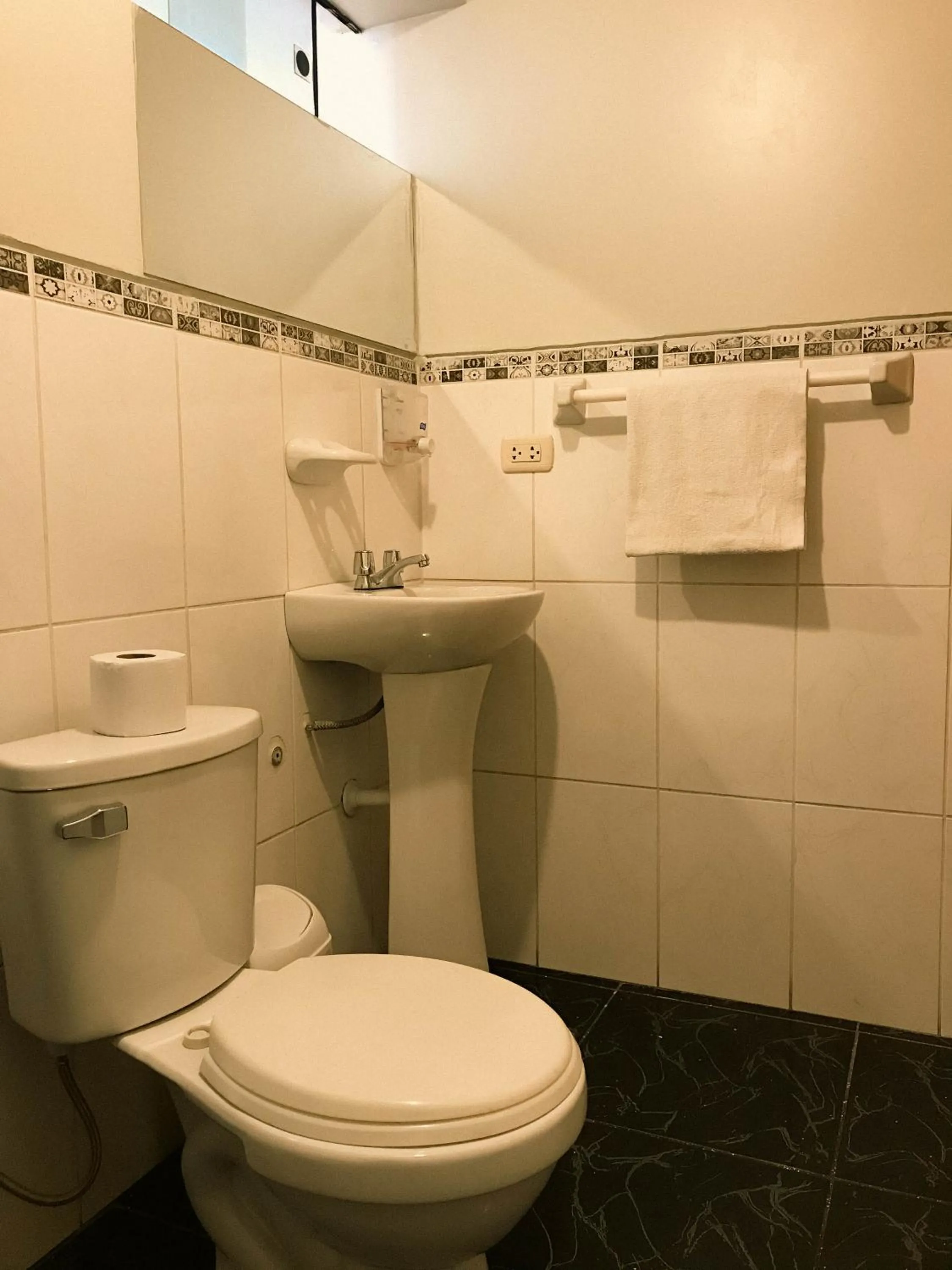 Toilet in Nafis Casona Apu Linli Pisac