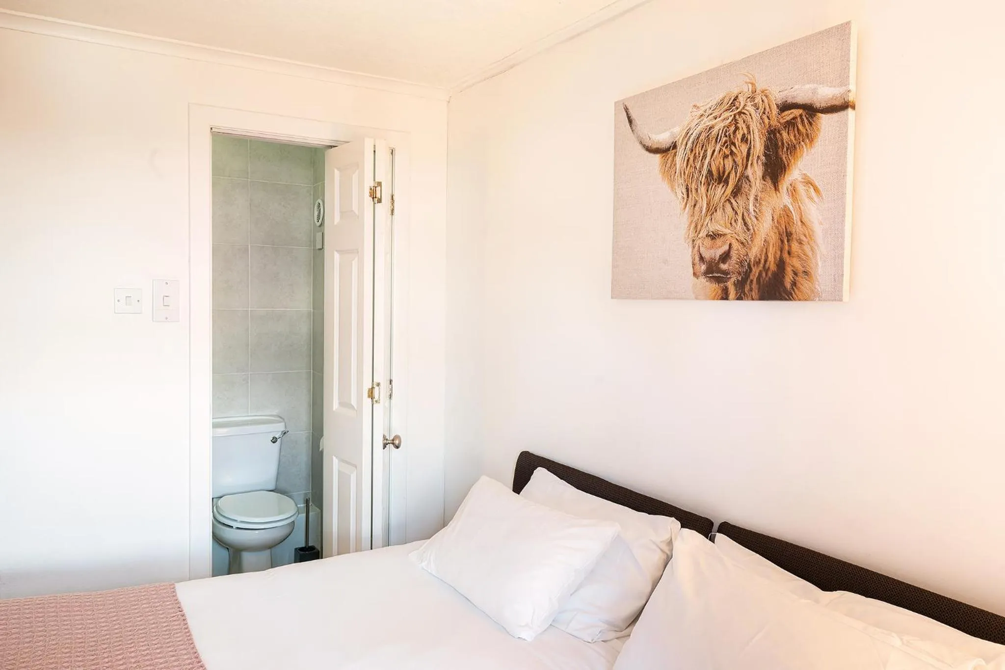 Bathroom, Bed in Broadford House Skye