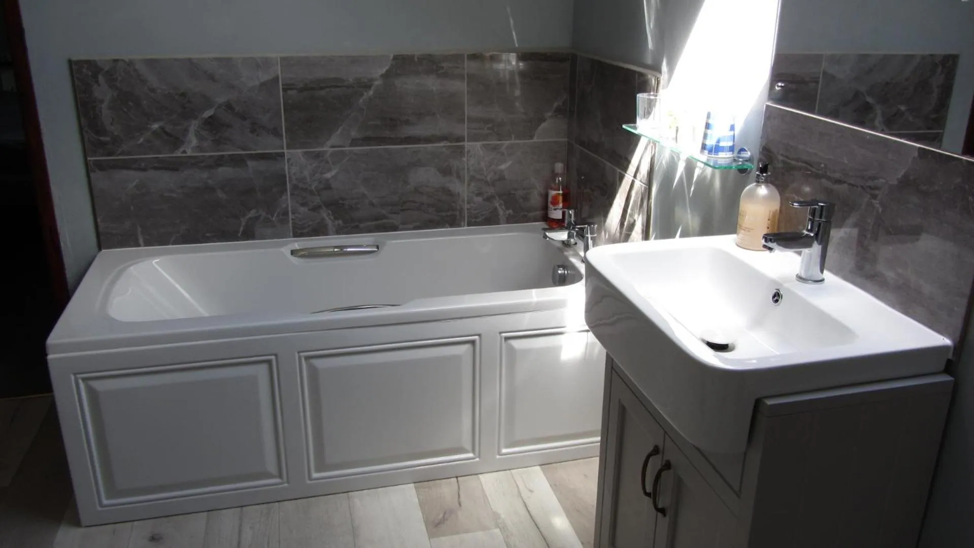 Shower in Heathergate Cottage Dartmoor BnB