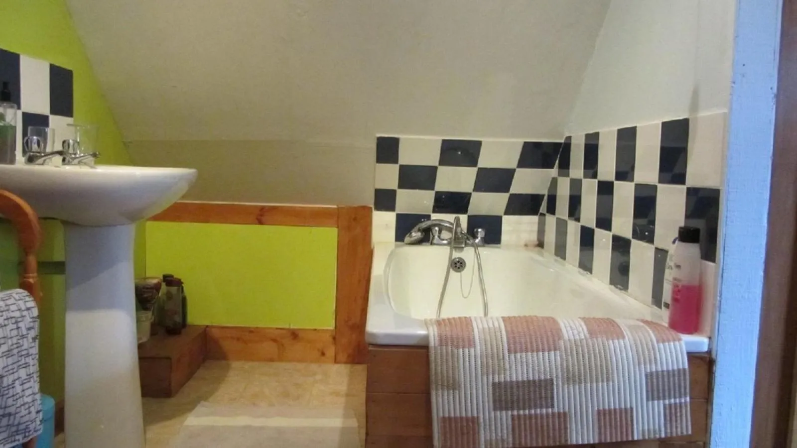 Bathroom, Bed in Heathergate Cottage Dartmoor BnB