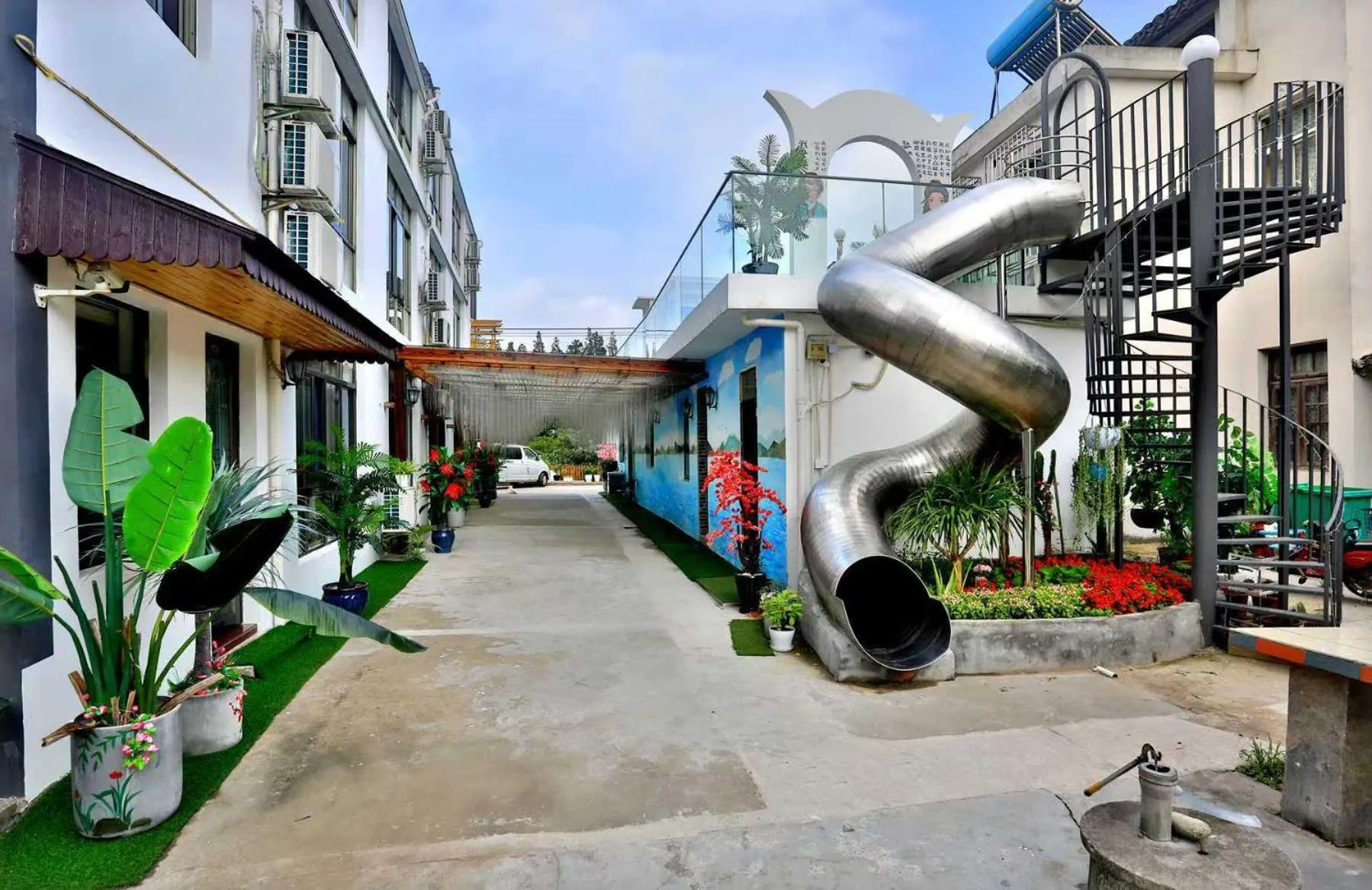 Property building in Shanghai Lanfeng Intelligent Light - Shanghai Disney Branch,Provide airport pickup service at PuD'ong Airport andDisneyland shuttle service