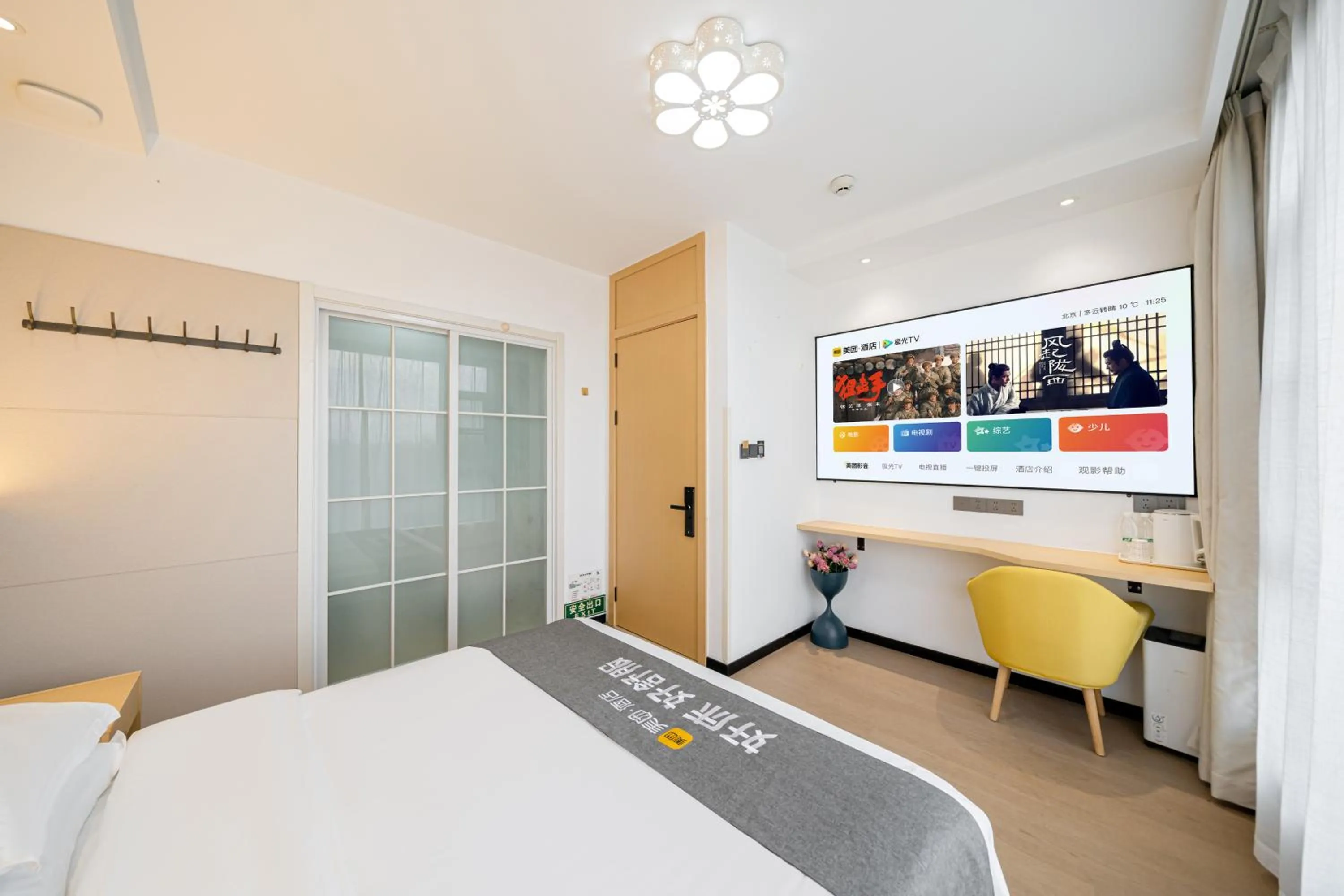 Bed in Shanghai Lanfeng Intelligent Light - Shanghai Disney Branch,Provide airport pickup service at PuD'ong Airport andDisneyland shuttle service