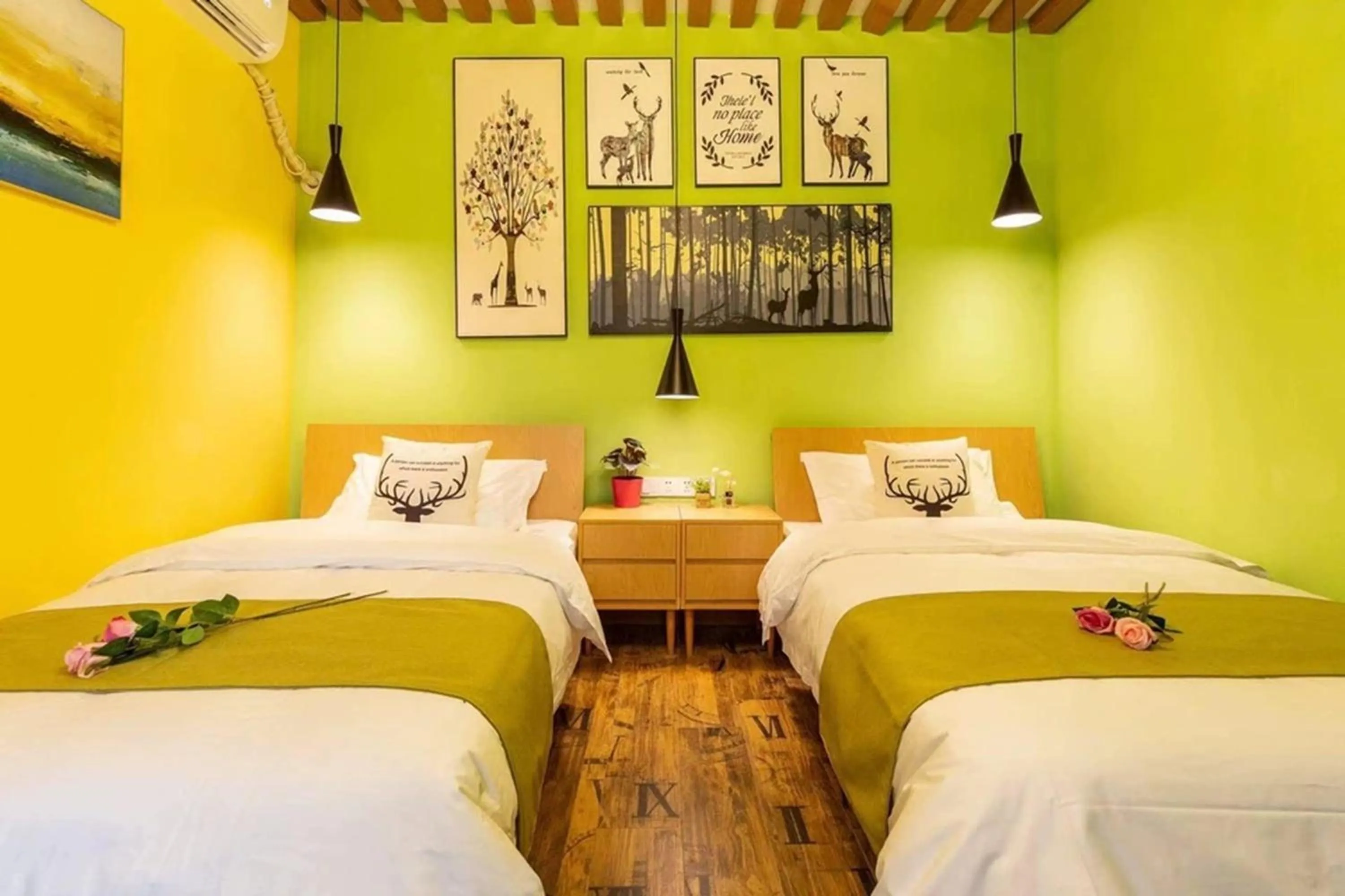 Bed in Shanghai Lanfeng Intelligent Light - Shanghai Disney Branch,Provide airport pickup service at PuD'ong Airport andDisneyland shuttle service