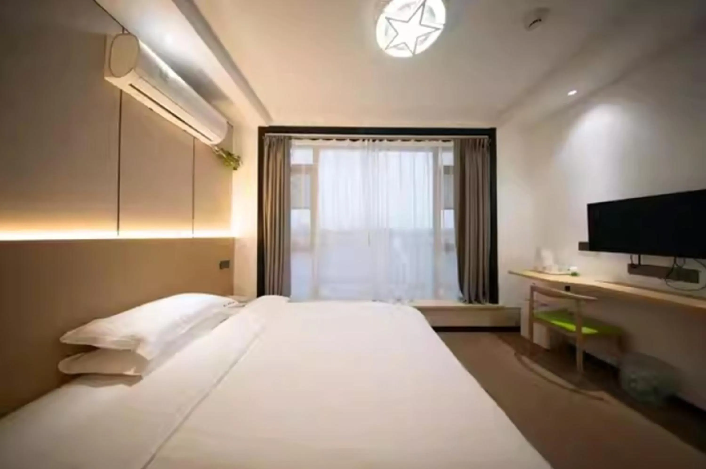 Bed in Shanghai Lanfeng Intelligent Light - Shanghai Disney Branch,Provide airport pickup service at PuD'ong Airport andDisneyland shuttle service