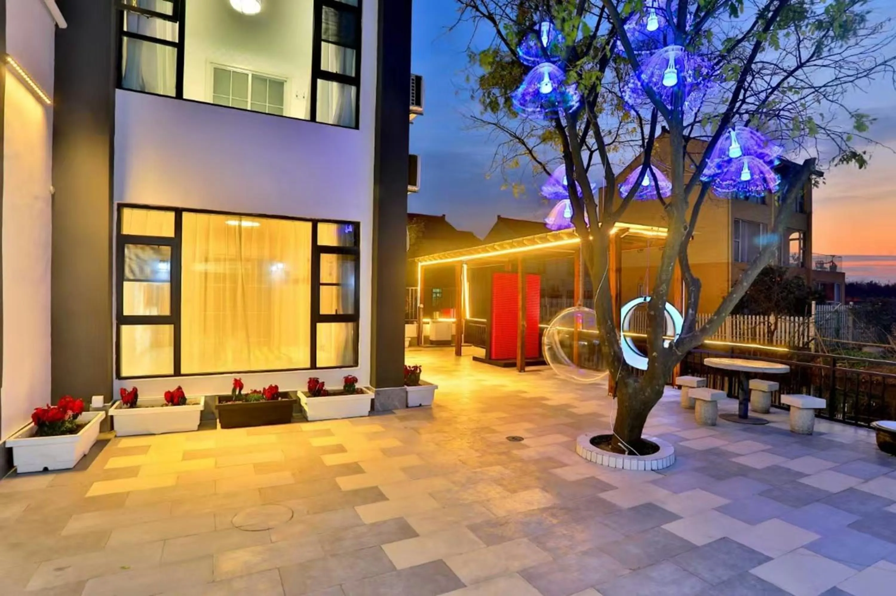 Property building in Shanghai Lanfeng Intelligent Light - Shanghai Disney Branch,Provide airport pickup service at PuD'ong Airport andDisneyland shuttle service