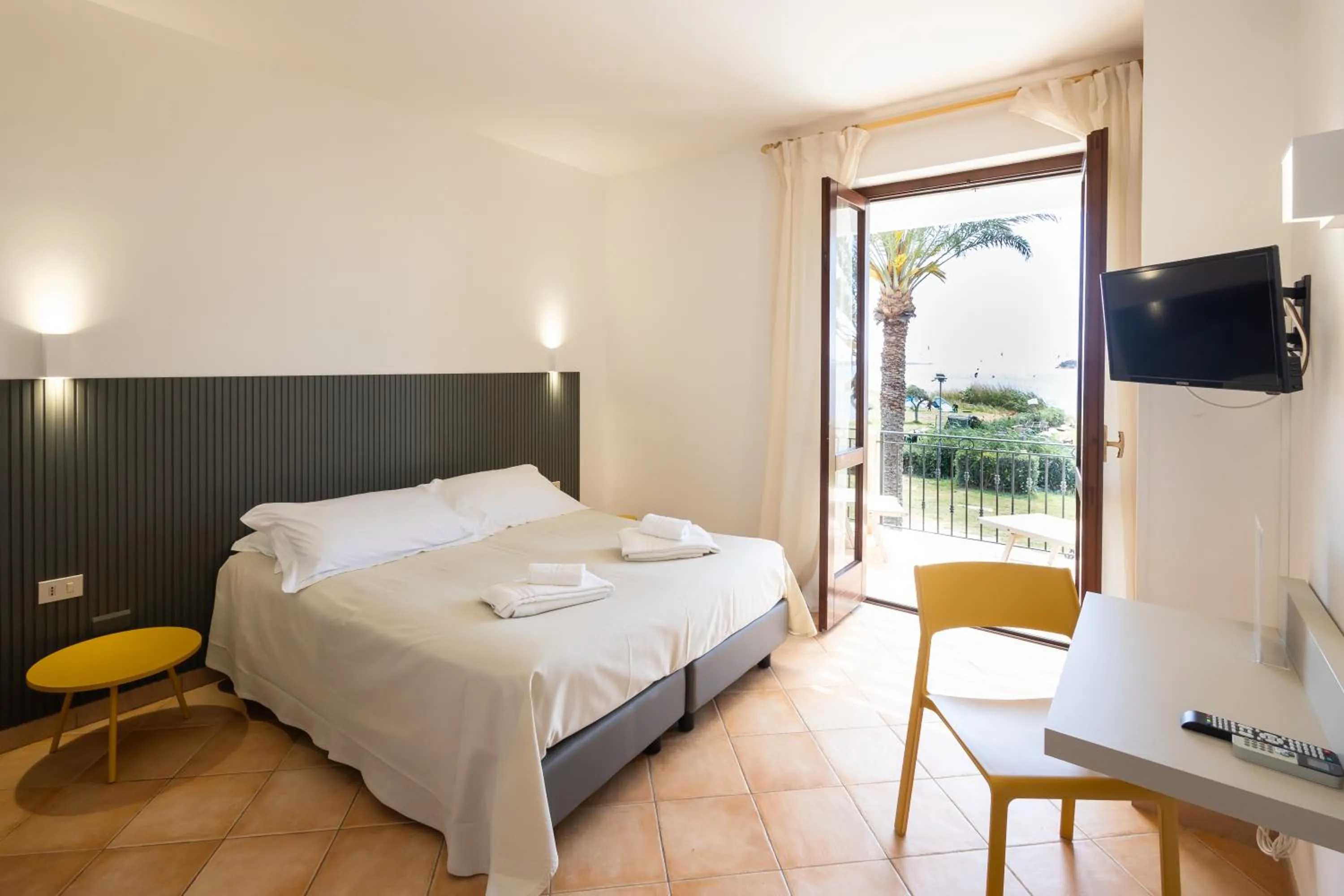 Balcony/Terrace, Bed in Resort Santa Maria Hotel