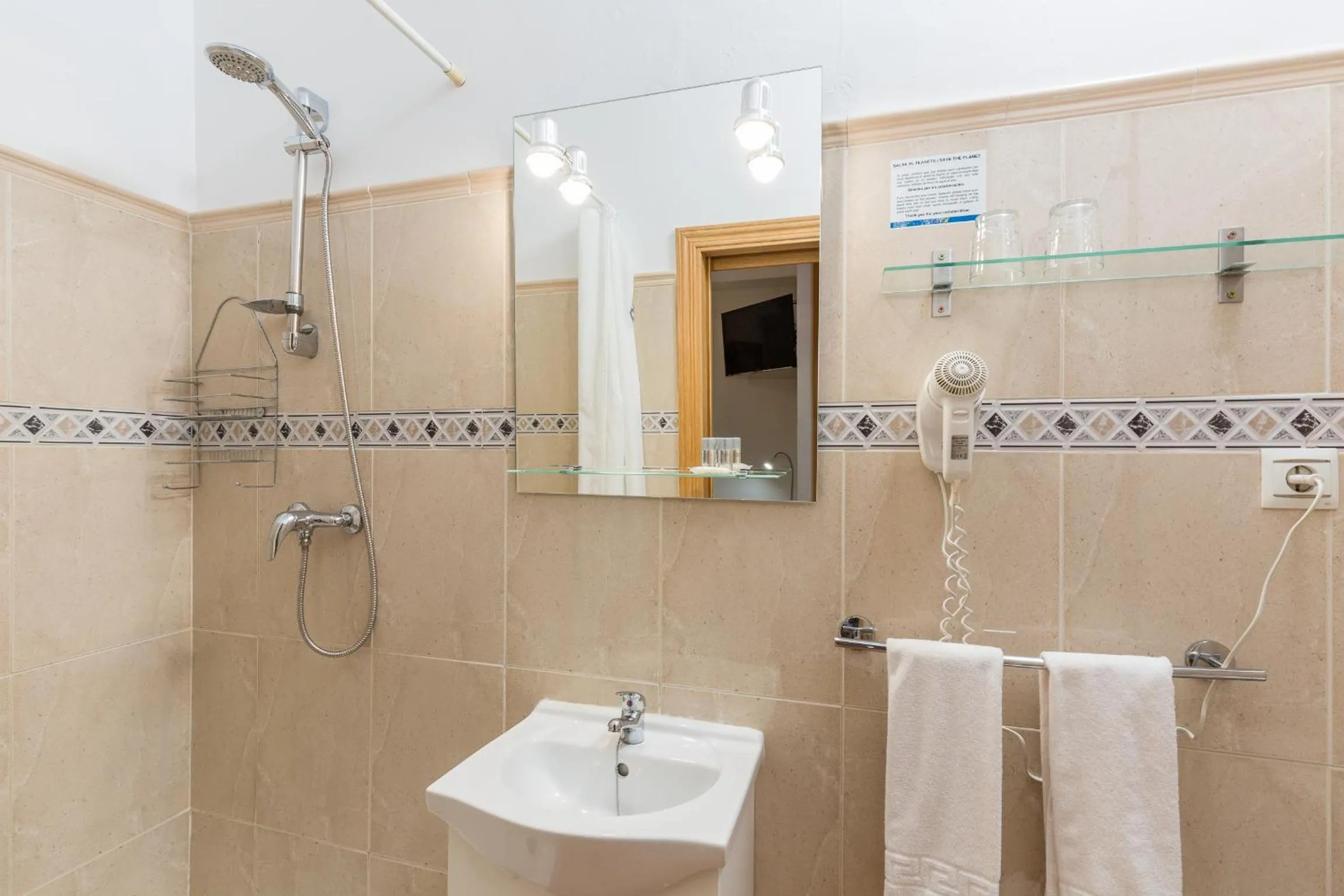 Shower in Guadalupe Cozy Inns