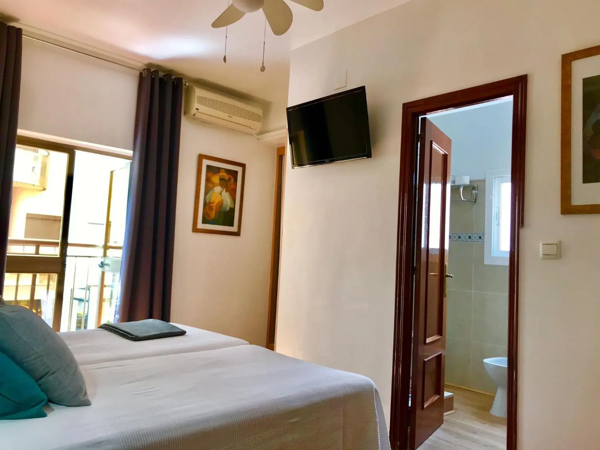 Double Room with Balcony in Guadalupe Cozy Inns Double Room with Balcony in Guadalupe Cozy Inns