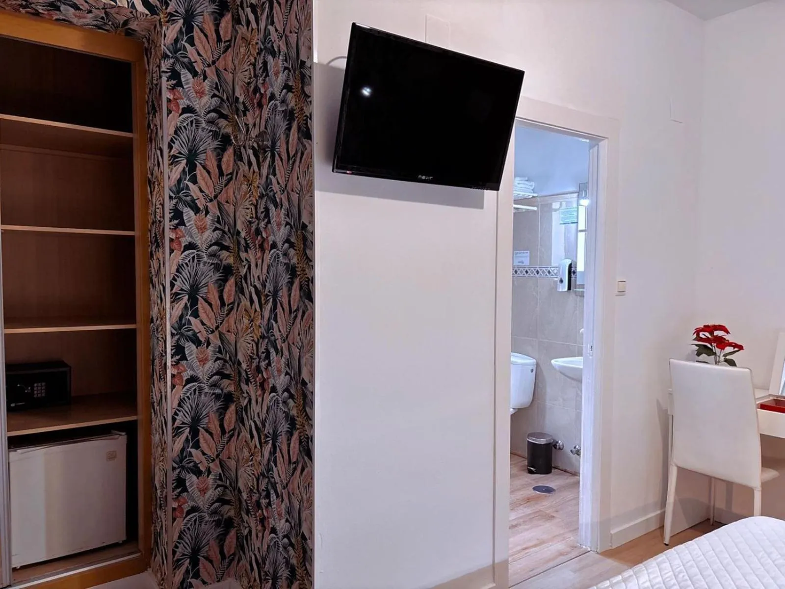 Shower, Bed in Guadalupe Cozy Inns