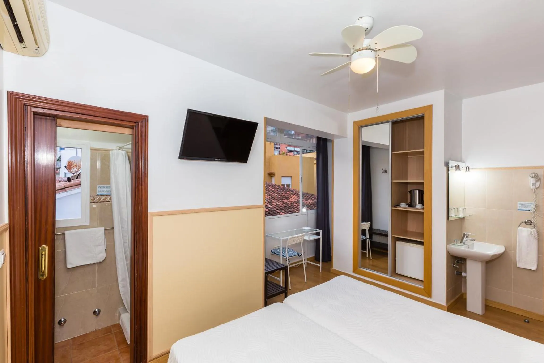 Photo of the whole room, Bed in Guadalupe Cozy Inns