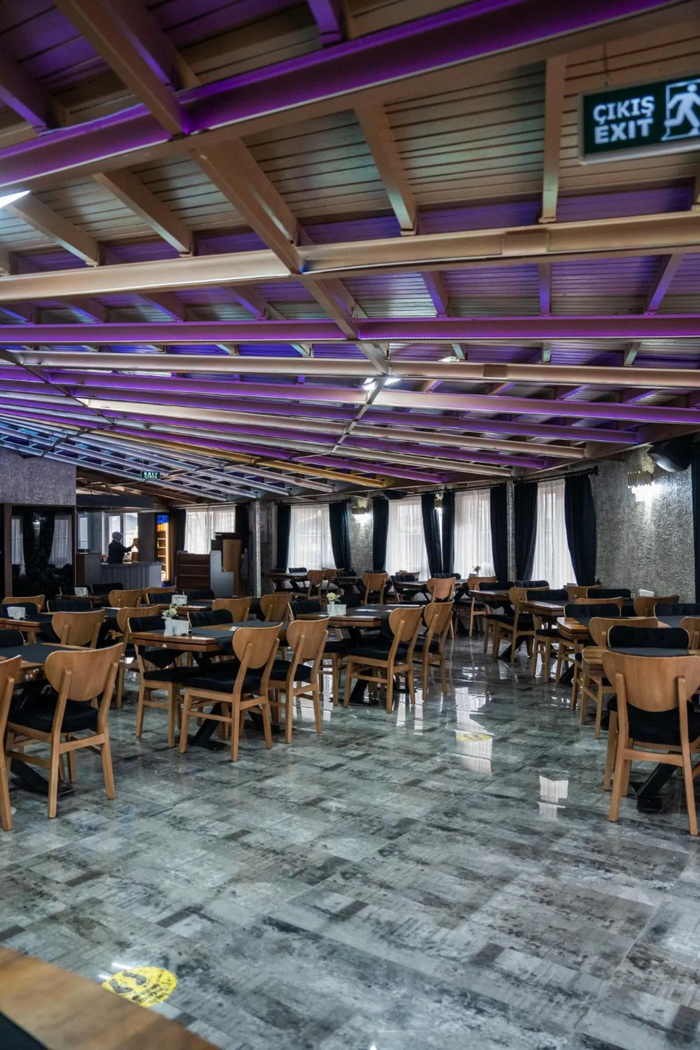 Restaurant/places to eat in saffari otel